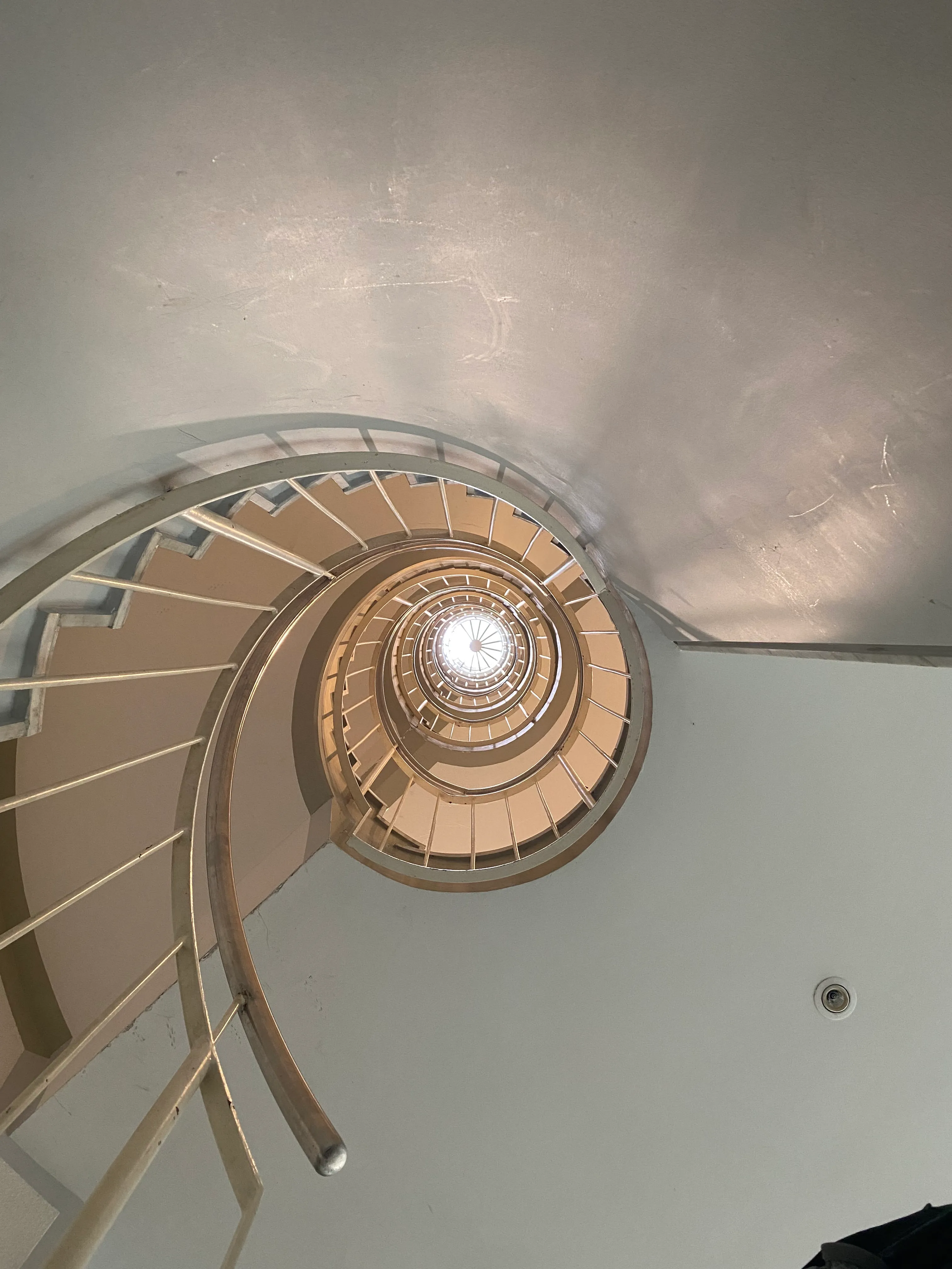 0938-04 imposante Wendeltreppe im Wohnhaus
