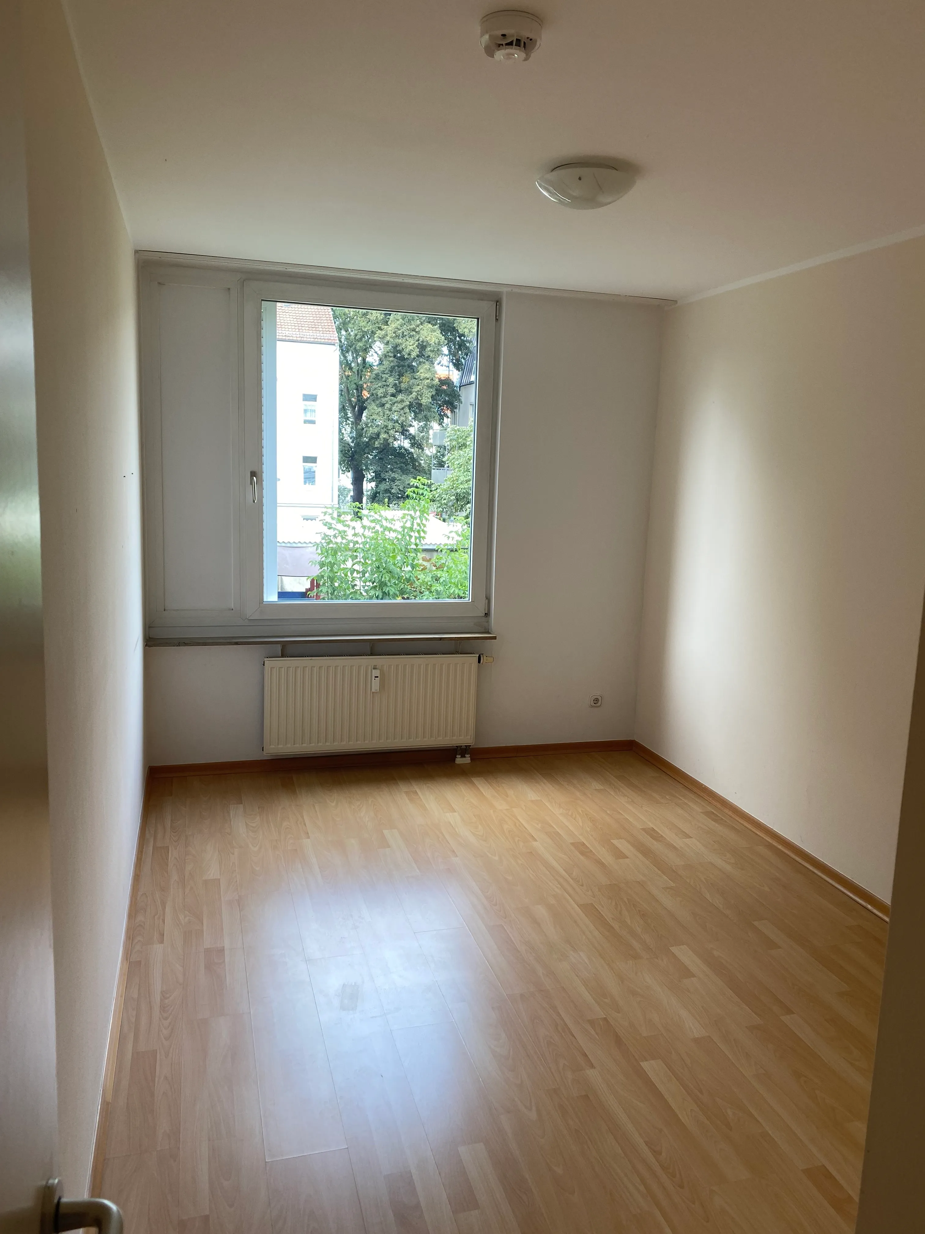 0938-08a Schlafzimmer Blick Richtung Fenster