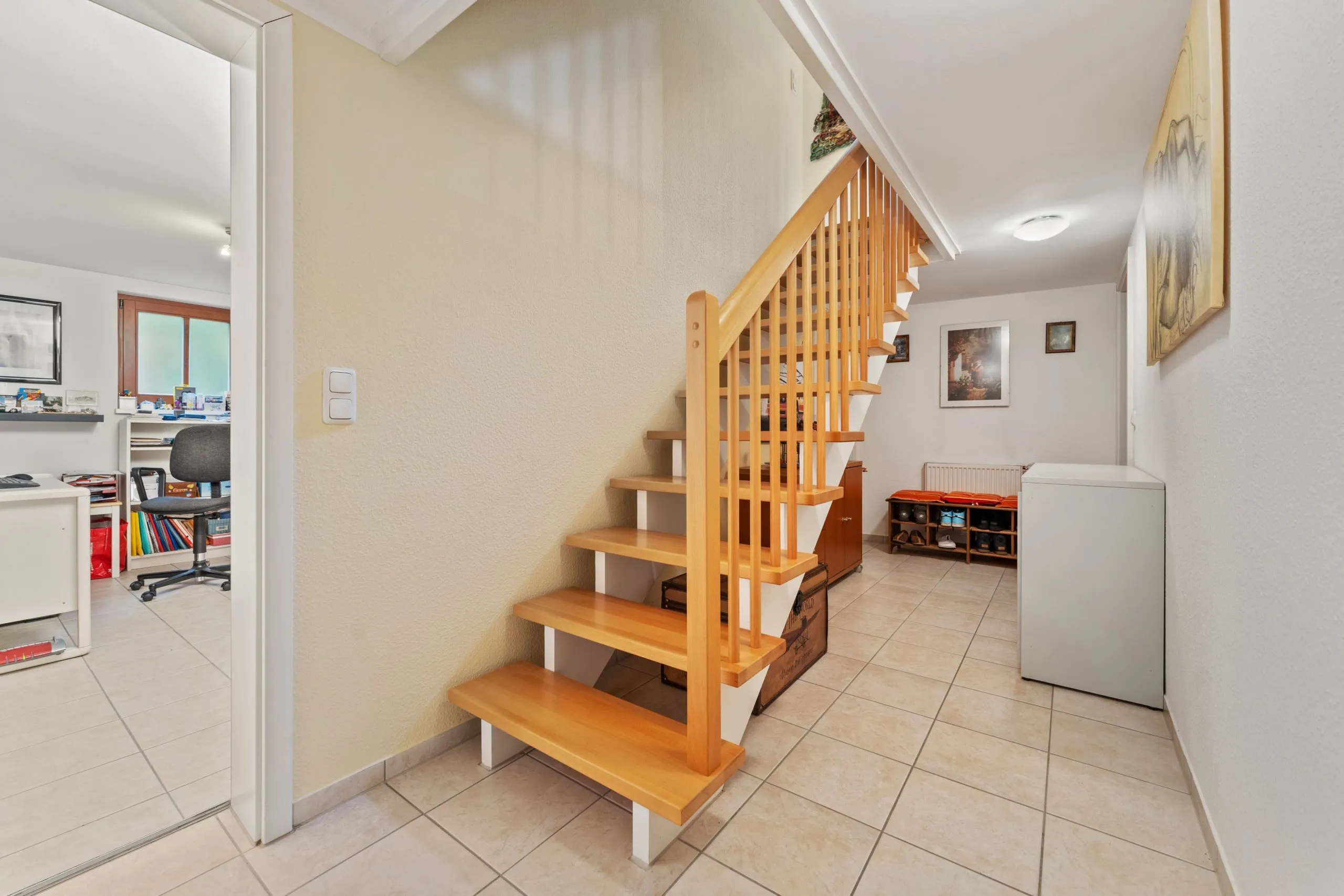 0974-53 Flur und Treppe KG