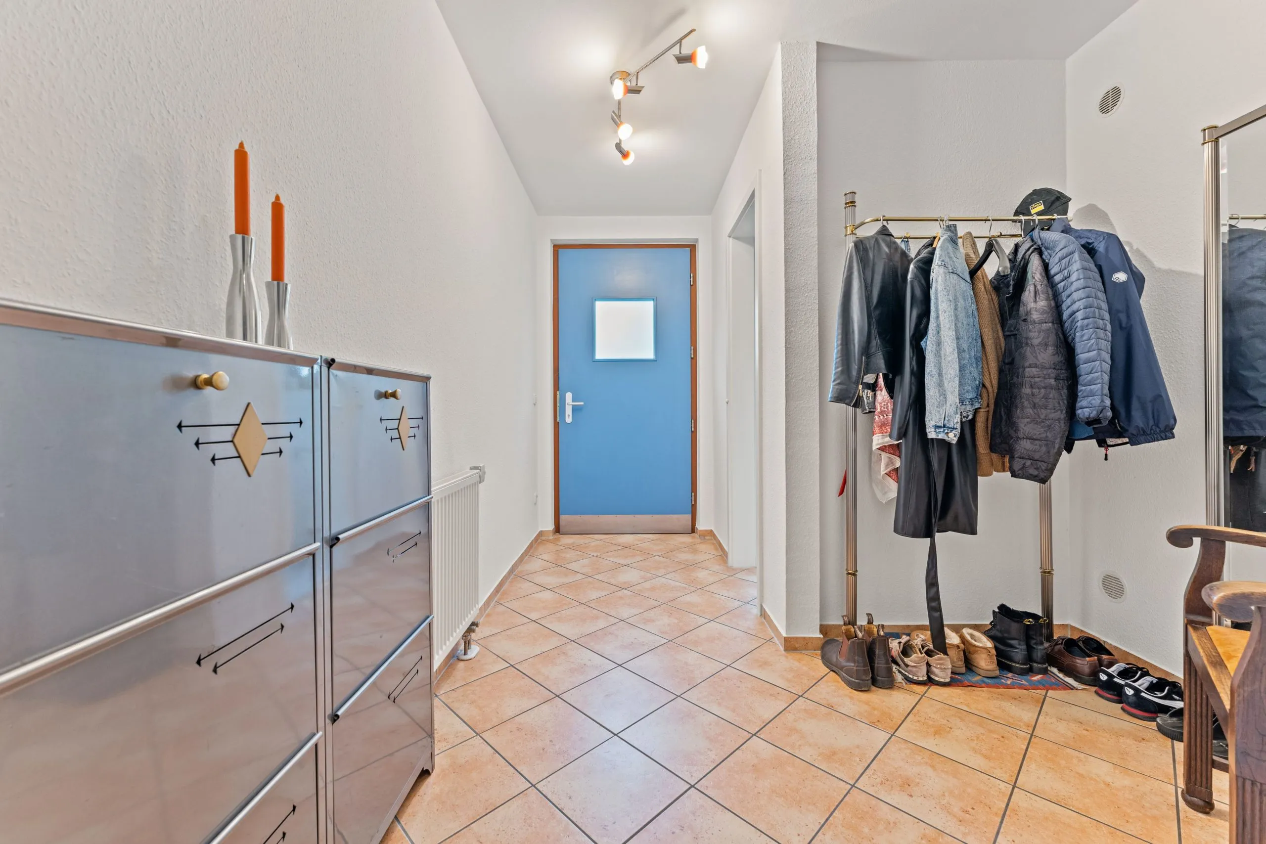 0974-06 Flur mit Garderobe