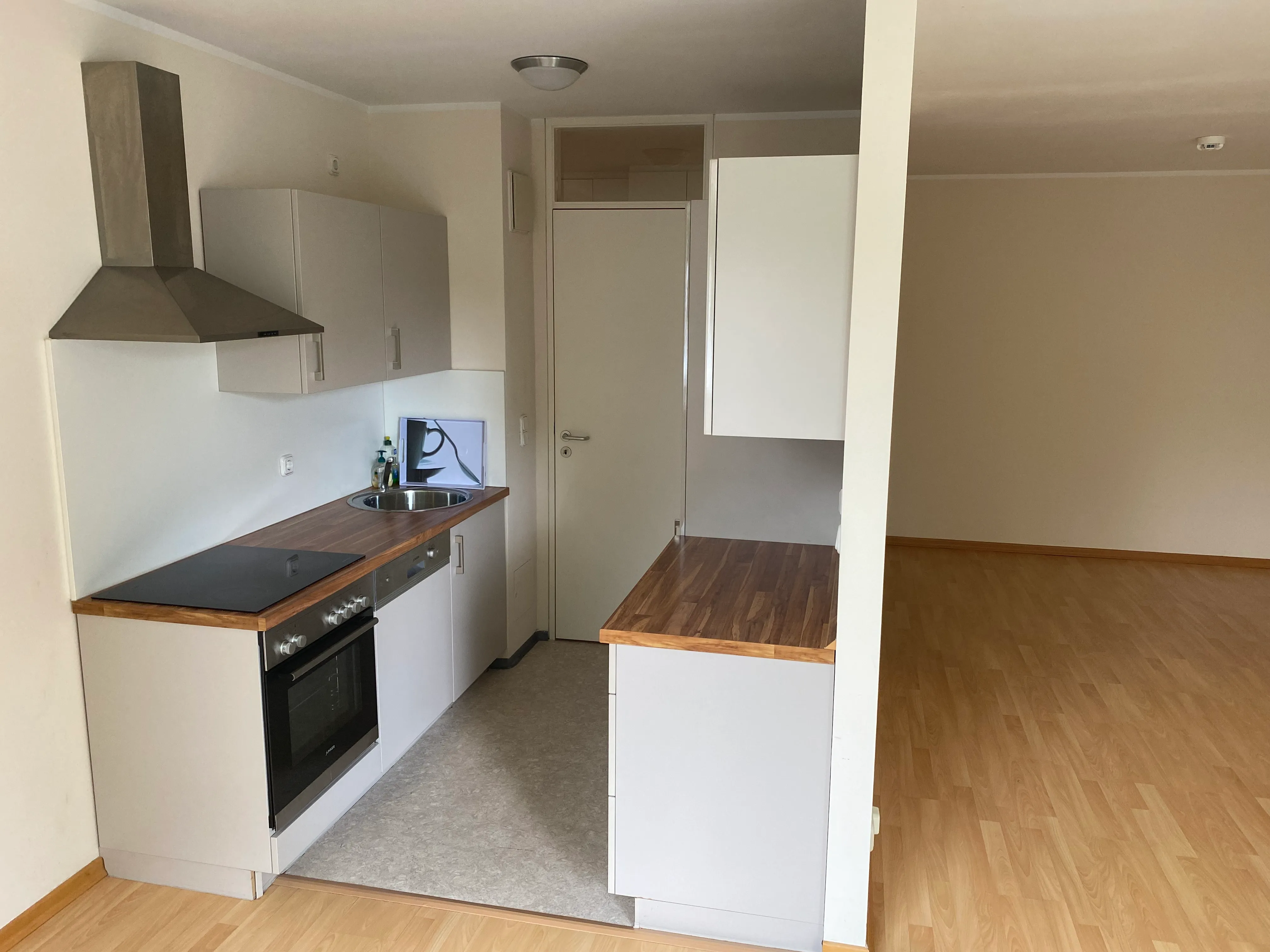 0938-10 Küche offen und Wohnzimmer