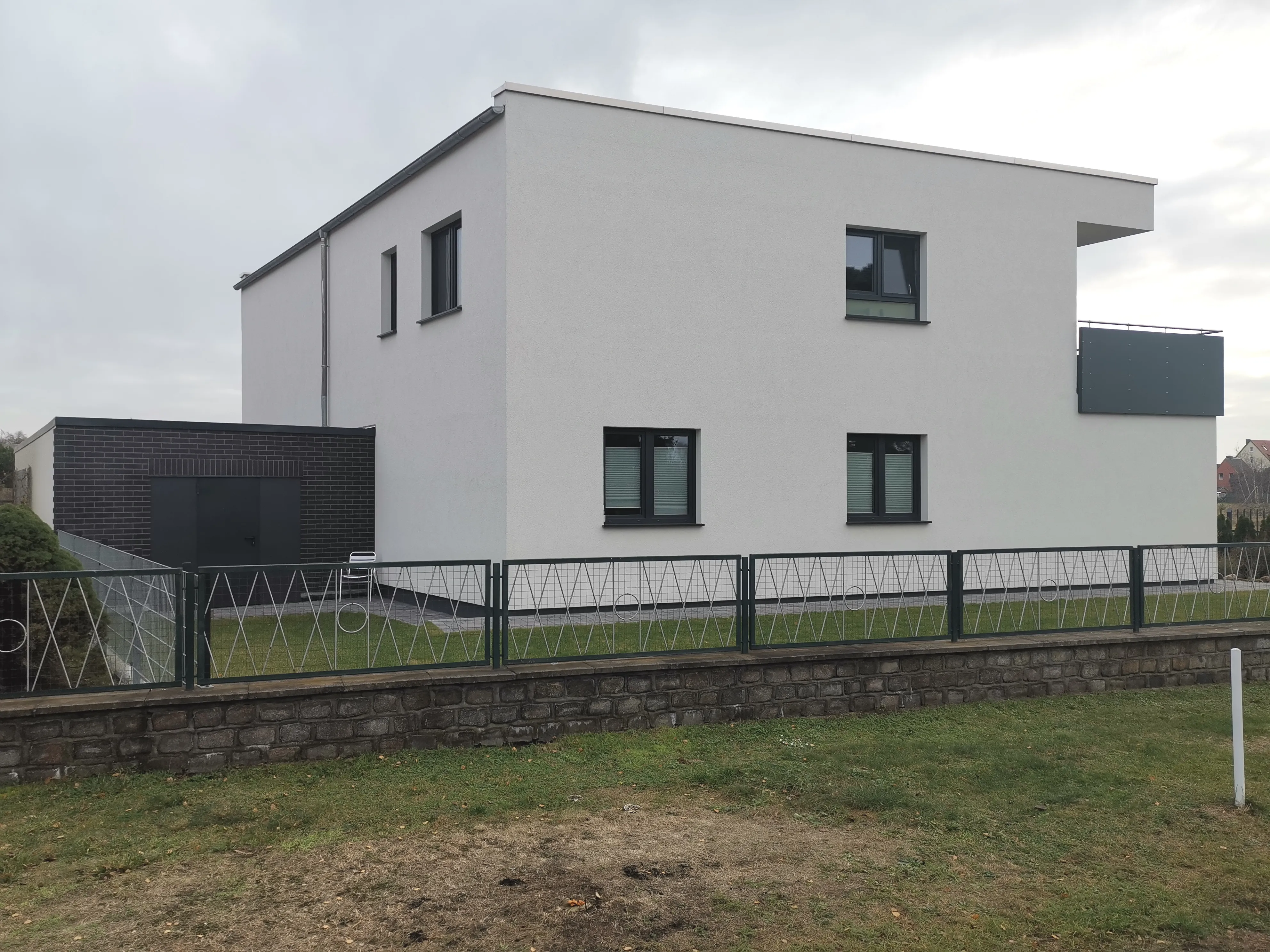 0942-29 Rückansicht mit Garage