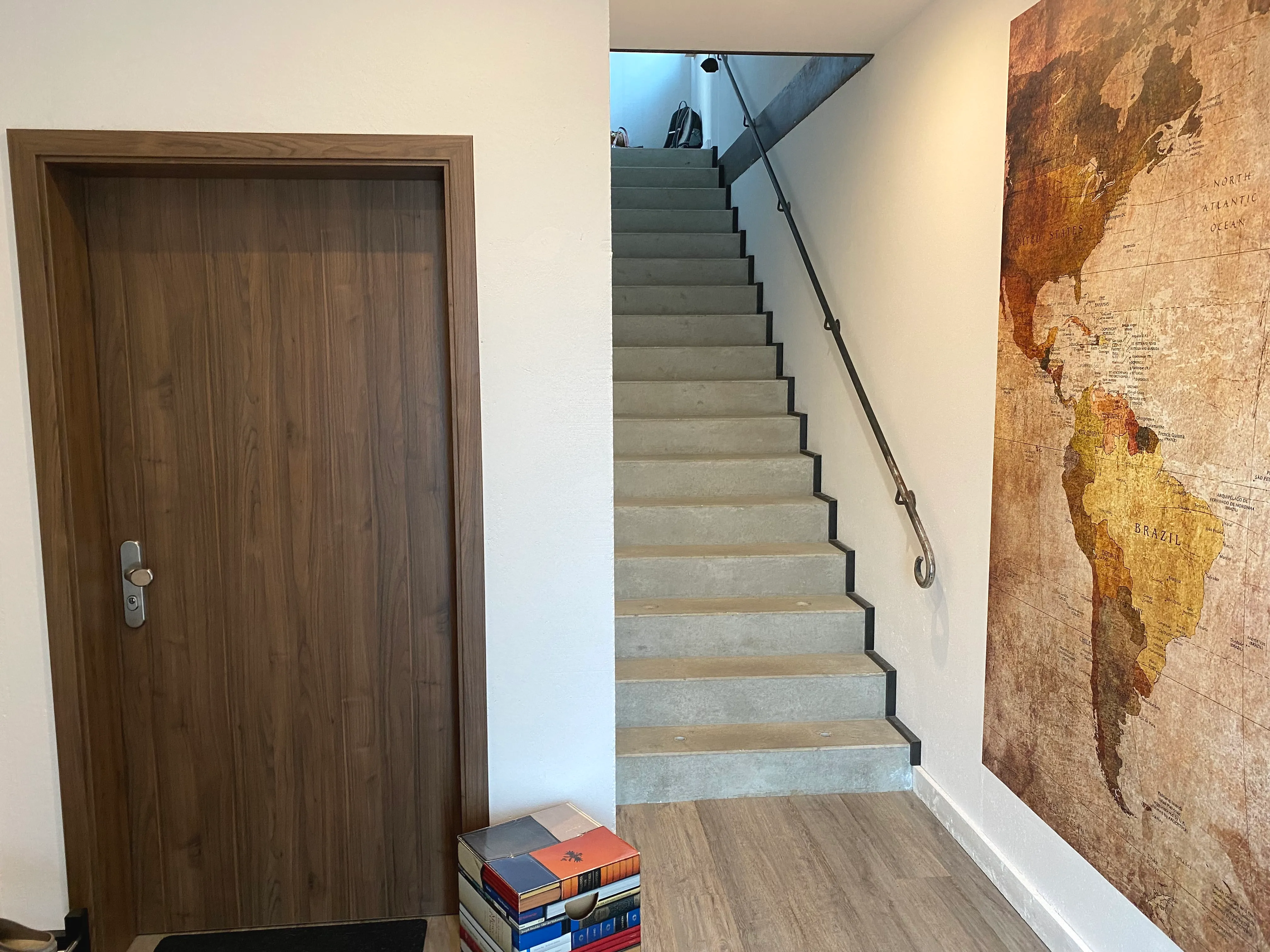 0942-05 Eingang und Treppe OG