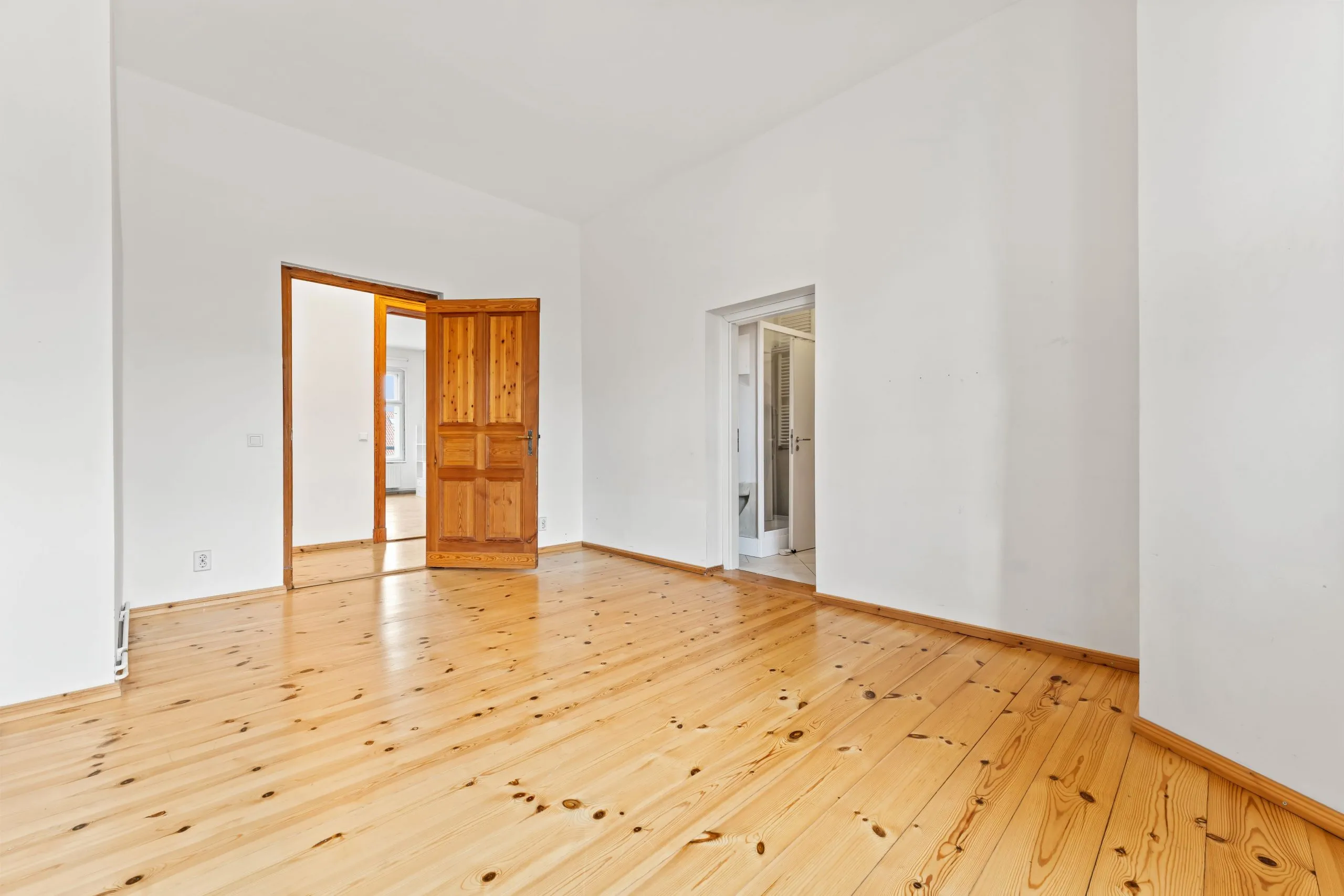 1041-28 Zimmer5 mit Bad 2