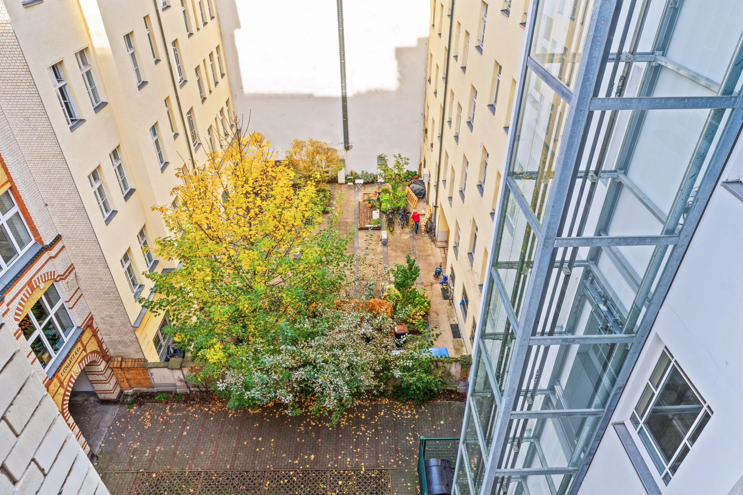 1041-34 Blick in den Hof