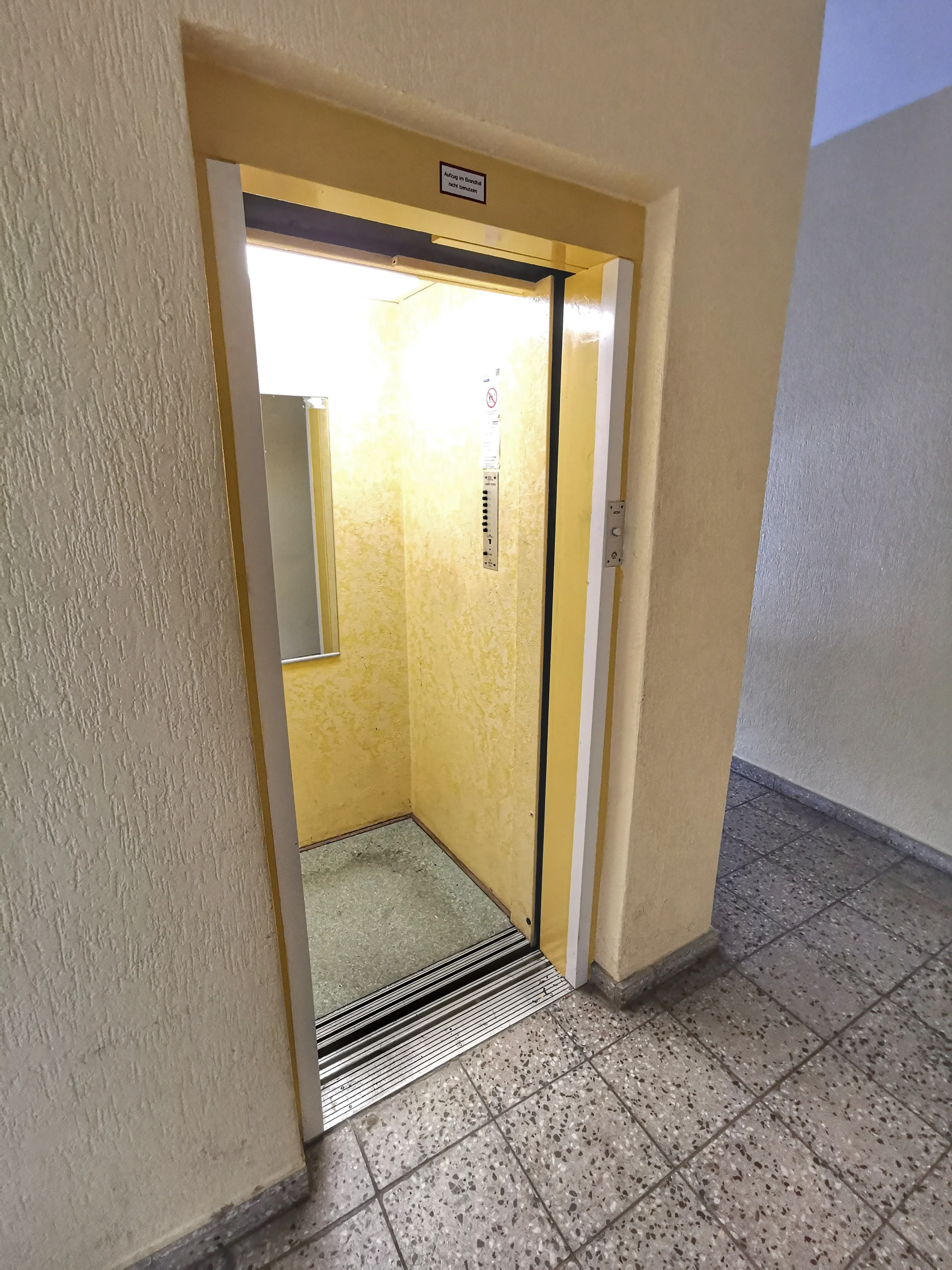 0895-15 Fahrstuhl