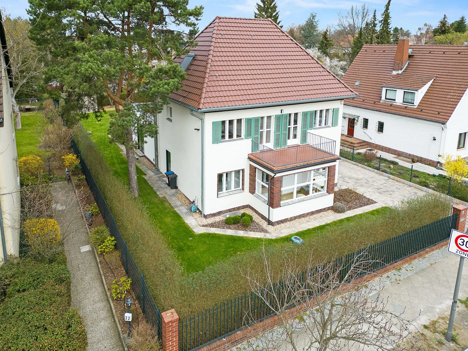 Villa in Zehlendorf - 7 Zimmer mit ca. 260 m² Wohn- und ca. 116 m² Nutzfläche auf 1.000 m² Grund