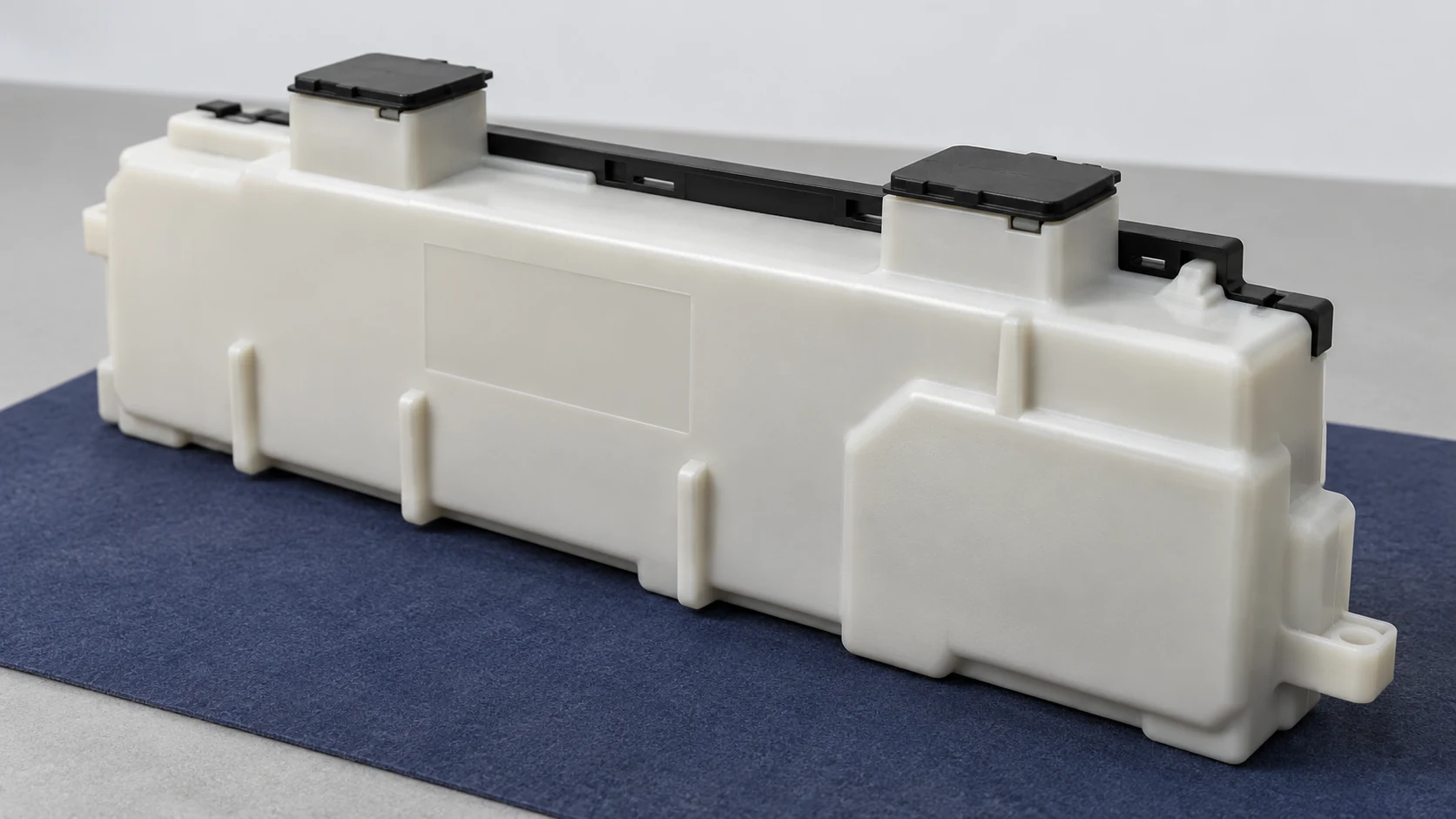Un depósito blanco de tóner residual en posición vertical tiene dos tapas negras cerradas, una guía posterior y una pestaña moldeada de posicionamiento.