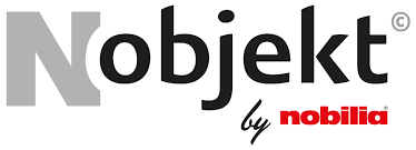Logo Nobjekt avec le texte noir et gris, et la mention rouge nobilia en dessous.