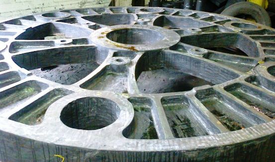 Large circular cast shaft hub plate with weight-reducing cavities
