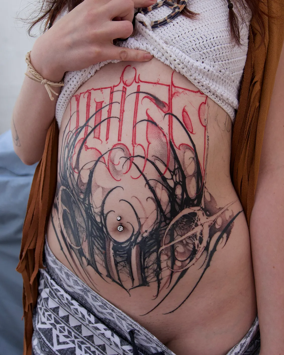 Tätowierer bei der Arbeit an einem detaillierten Sleeve-Tattoo – Tattoostudio Kiel