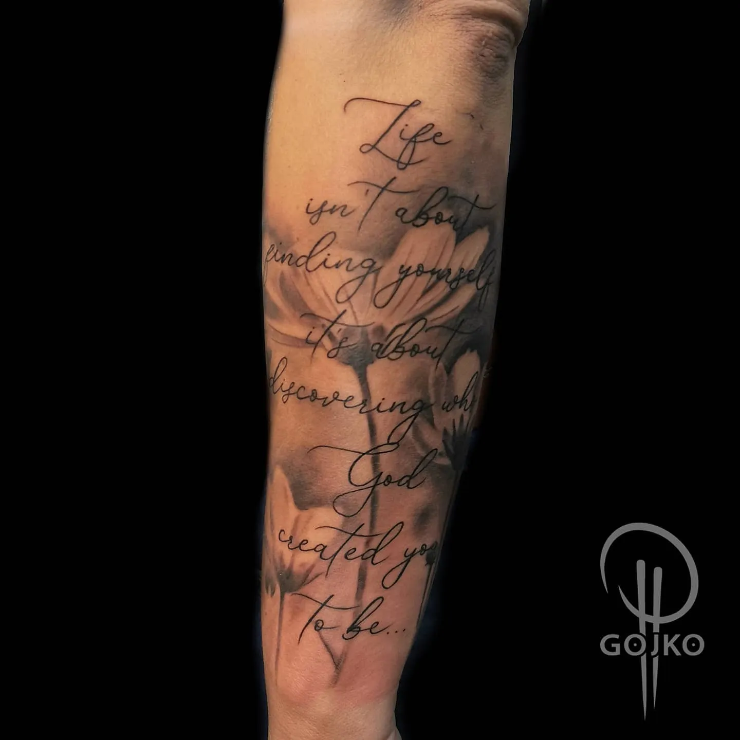 Black and Grey Schriftzug Tattoo mit Blumen am Unterarm – Lettering mit christlichem Zitat von Gojko, INK SOCIETY