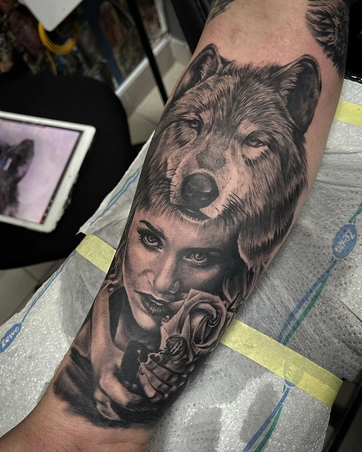 Realistisches Black and Grey Wolf Tattoo am Unterarm – Frauenportrait mit Wolfskopf und Rose, INK SOCIETY