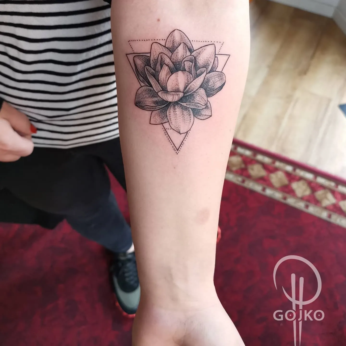 Lotus Tattoo am Unterarm – Lotusblüte in Dotwork-Technik mit geometrischen Dreiecken, von Gojko, INK SOCIETY