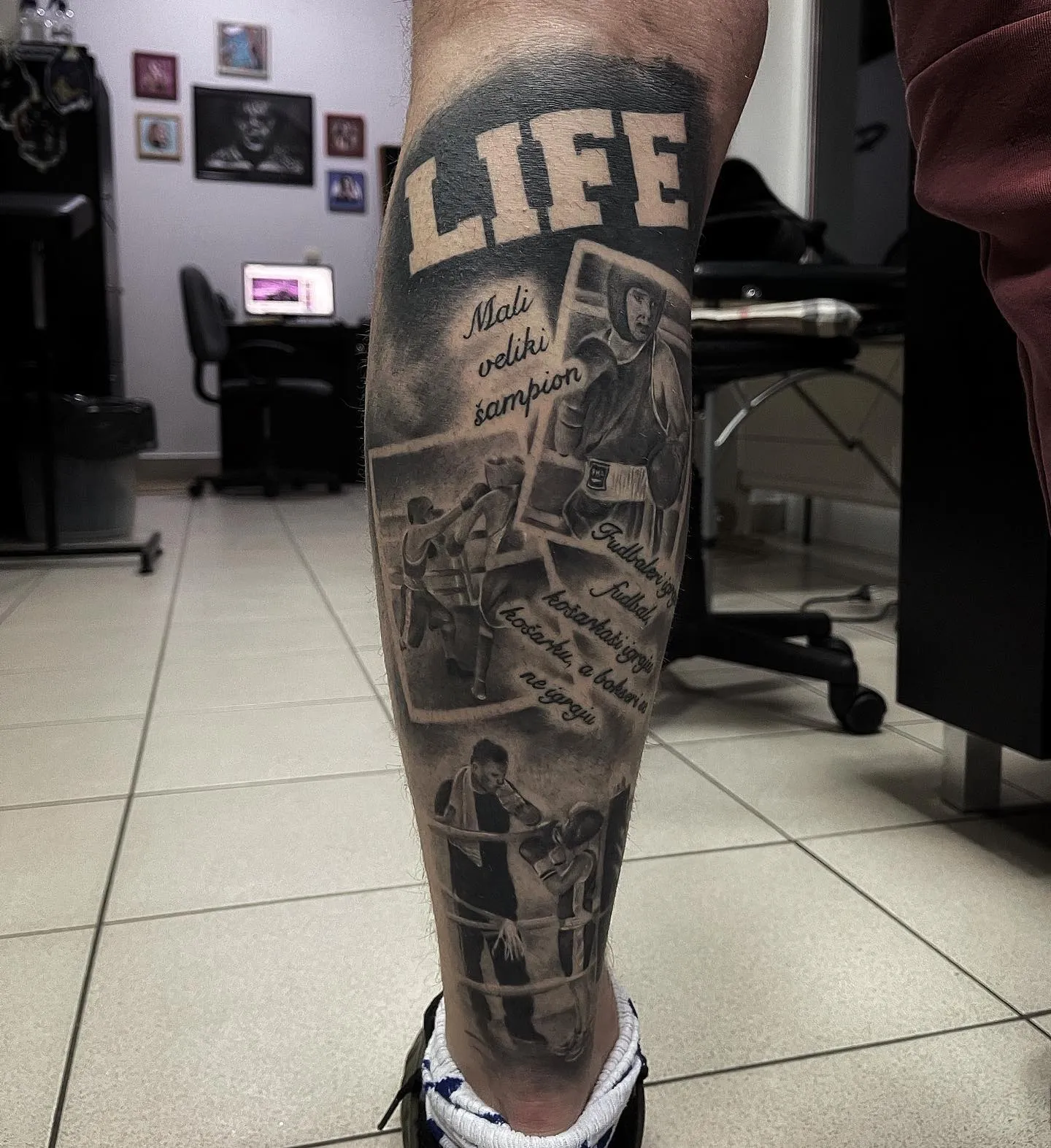 Realistisches Black and Grey Box Tattoo an der Wade – Boxszenen als Fotocollage mit Schriftzug „LIFE“ und Zitaten, INK SOCIETY