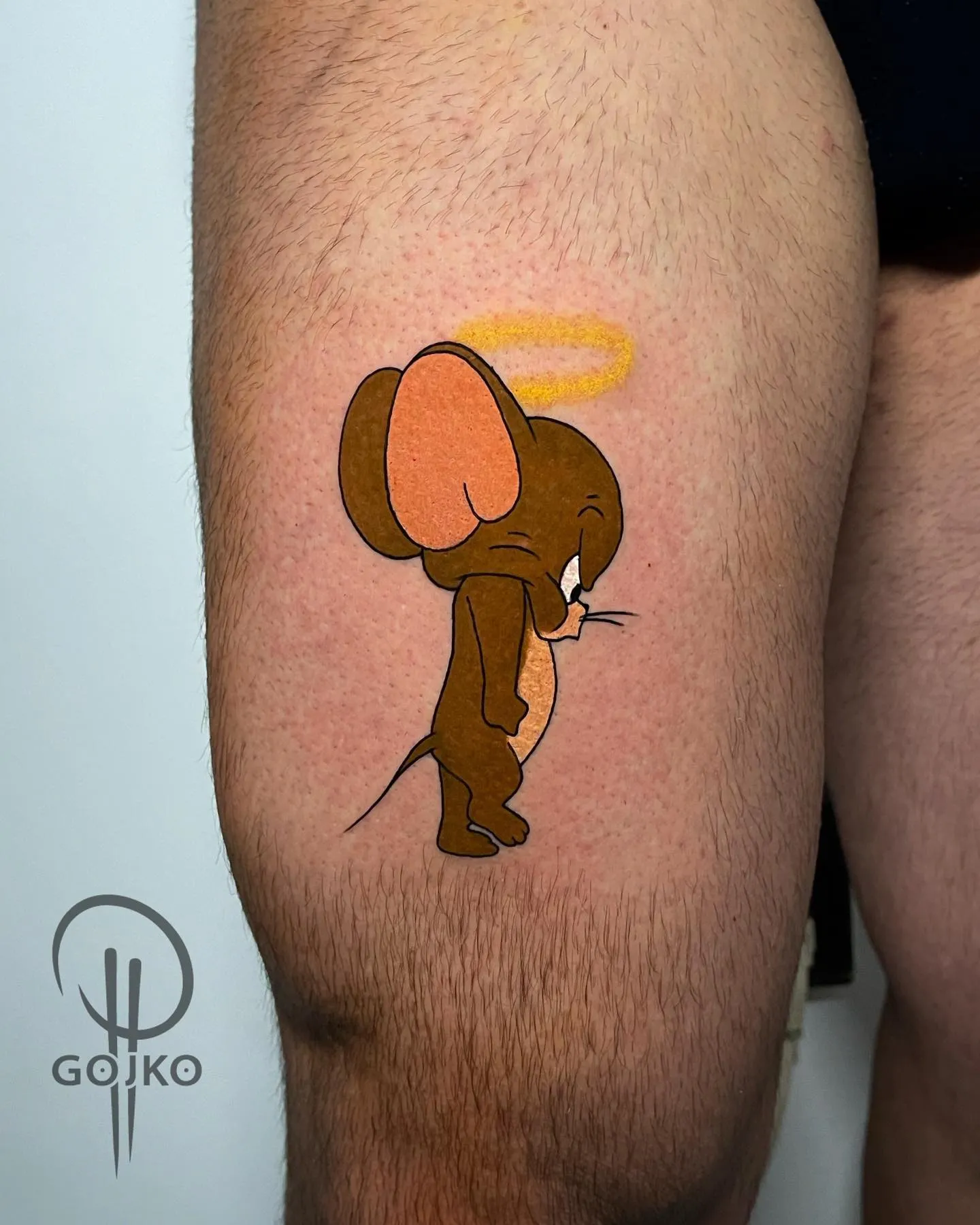 Farbiges Cartoon Tattoo am Oberschenkel – Jerry aus Tom und Jerry mit Heiligenschein, von Gojko, INK SOCIETY