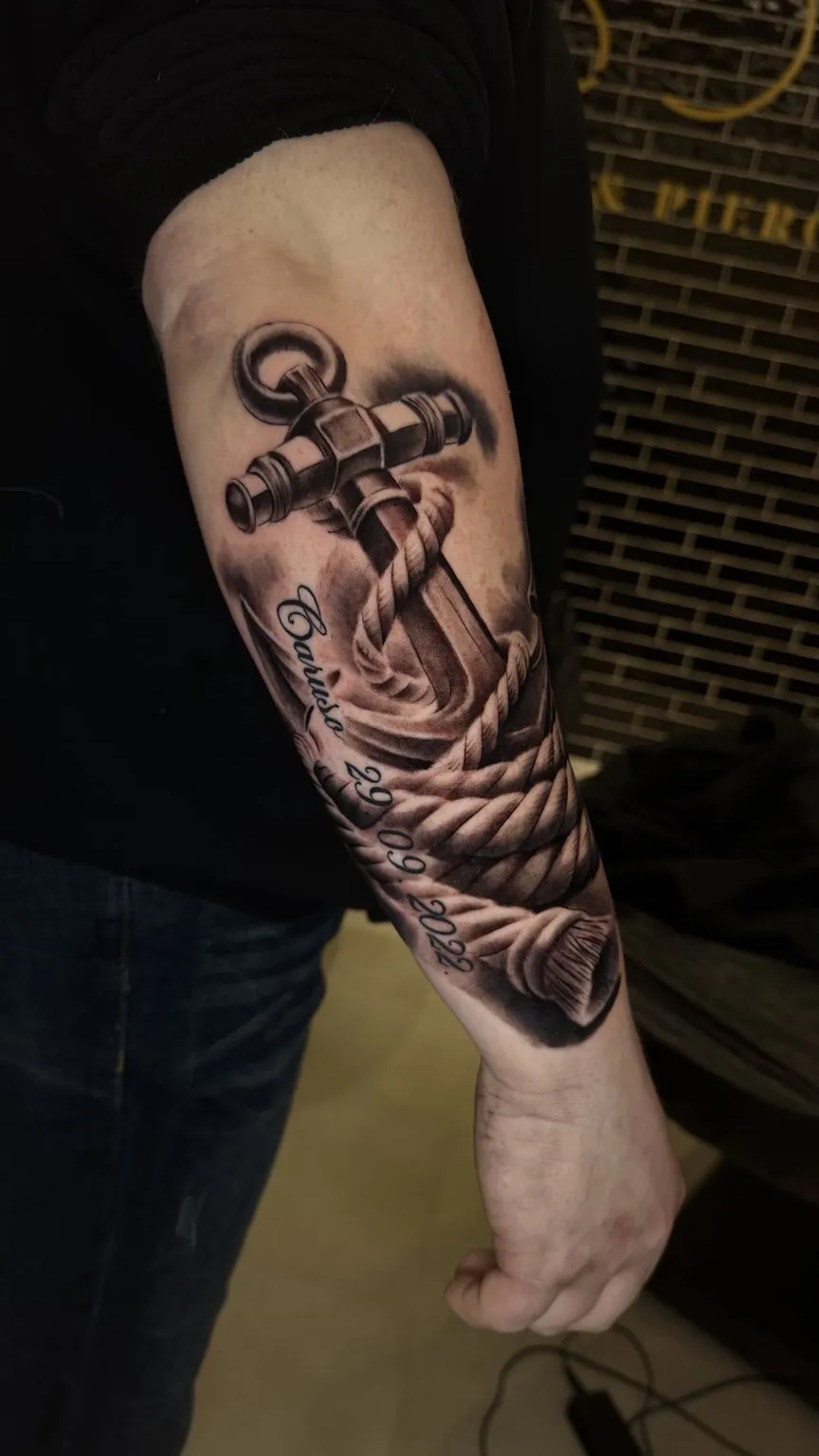 Realistic Black & Grey Tattoo mit Anker und Seil sowie Schriftzug am Unterarm, INK SOCIETY Kiel