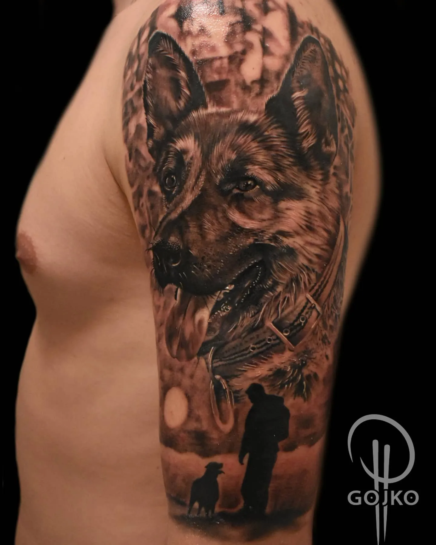 Realistisches Black and Grey Hunde Tattoo am Oberarm – Schäferhund-Portrait mit Silhouette von Mensch und Hund, von Gojko, INK SOCIETY
