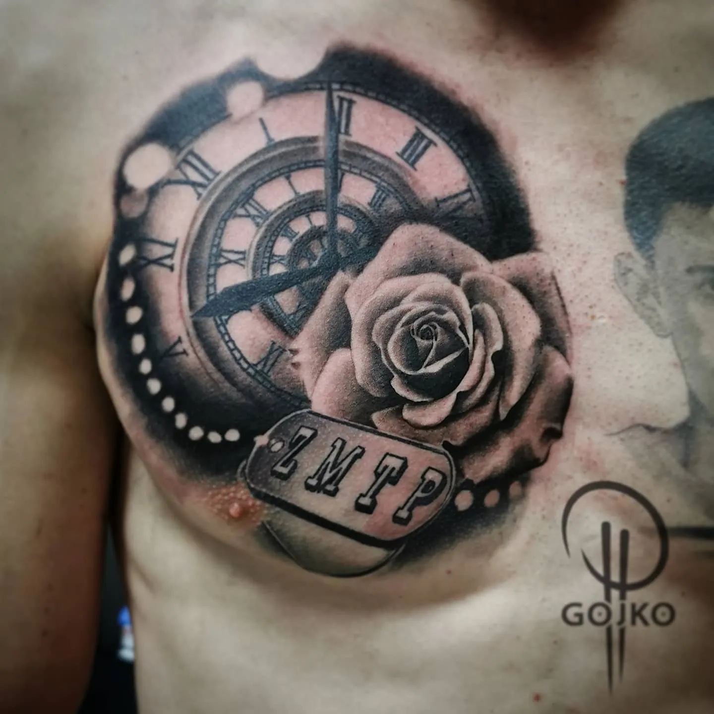 Realistisches Black and Grey Uhr Tattoo auf der Brust – Taschenuhr mit römischen Ziffern, Rose und Dog Tag mit Initialen, von Gojko, INK SOCIETY