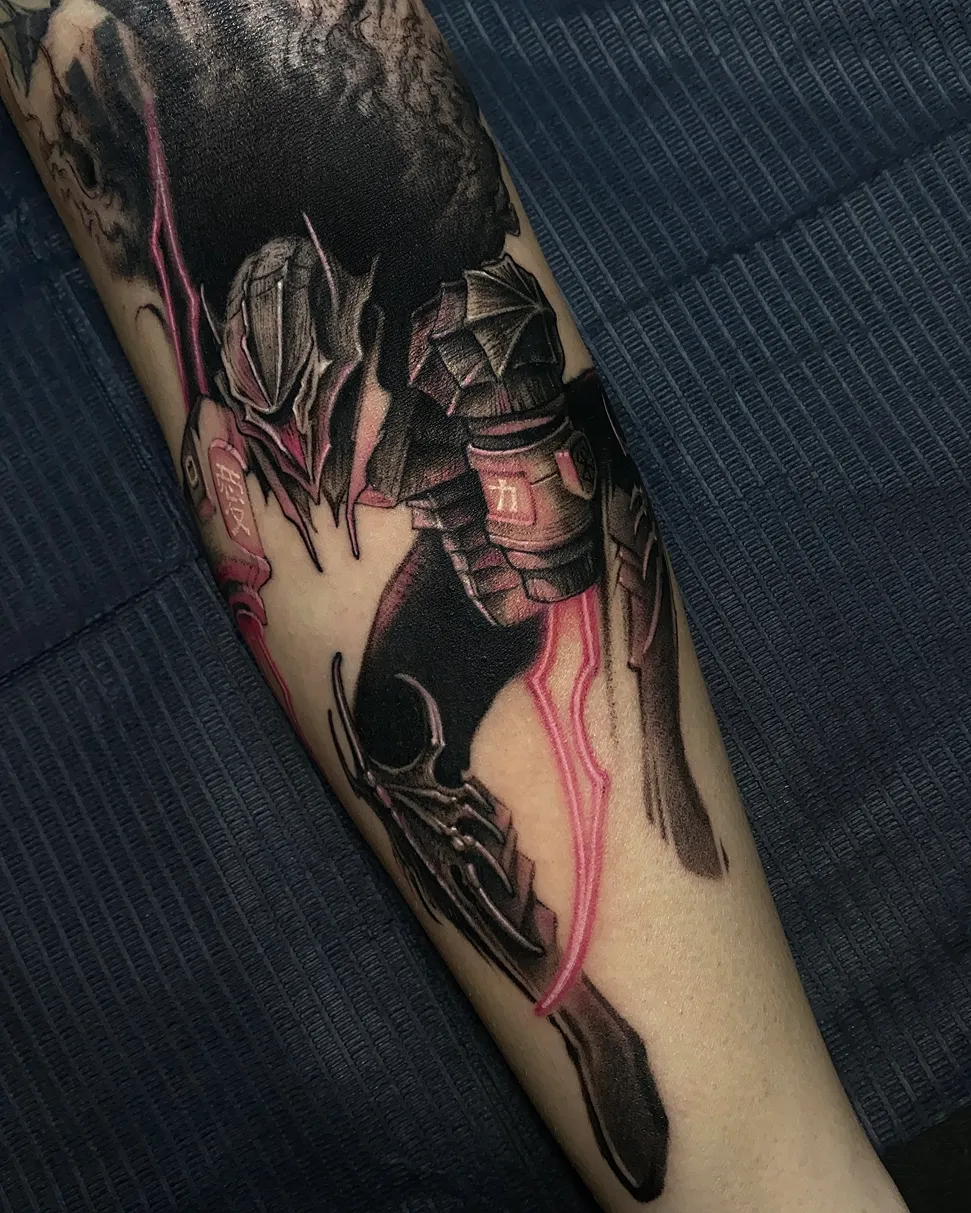 Dark-Art-Tattoo am Unterarm: Ritter in dunkler Rüstung mit Krallenhand und pinken Leuchtlinien, gestochen von Asti im Tattoostudio in Kiel