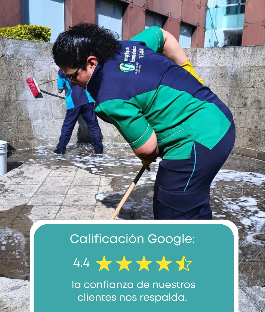 Personal de limpieza lavando el piso en la CDMX