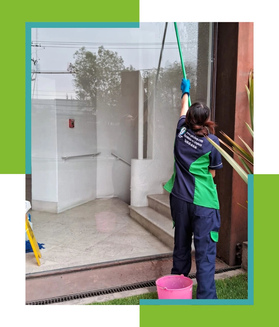 Auxiliar de limpieza limpiando una cocina