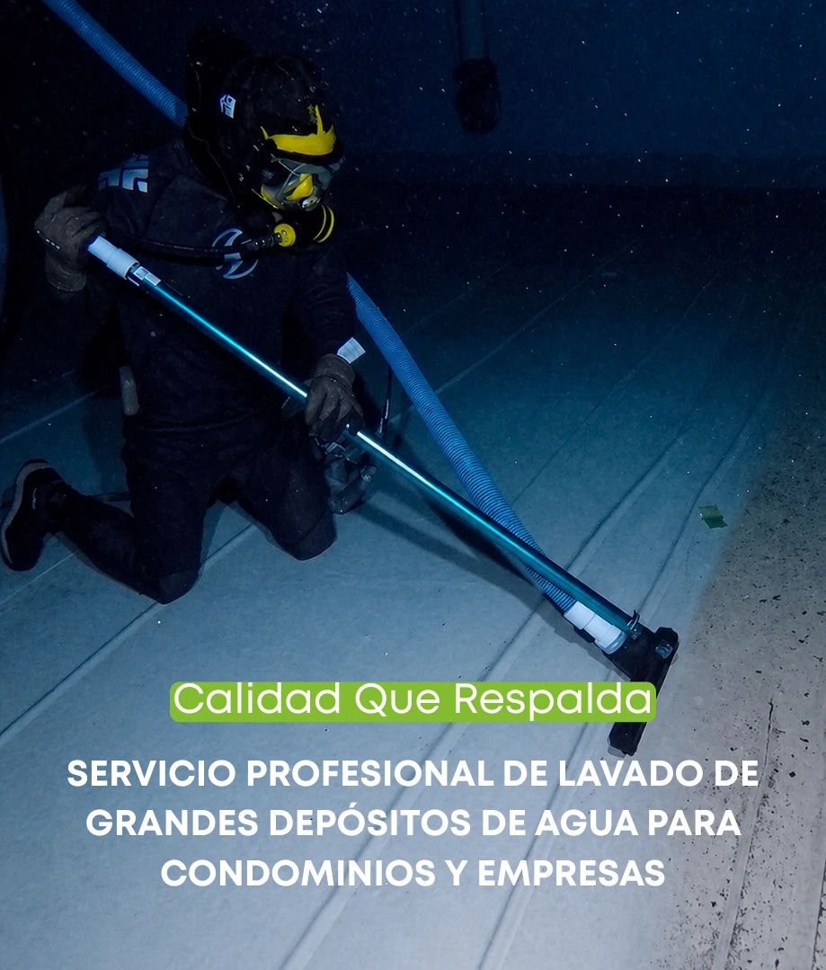 Auxiliar de limpieza limpiando una cocina