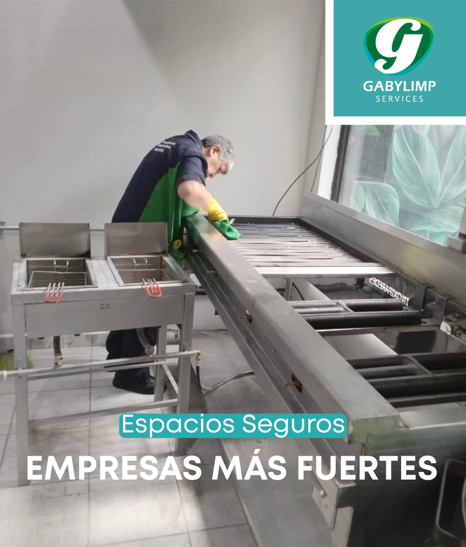 Auxiliar de limpieza limpiando una cocina
