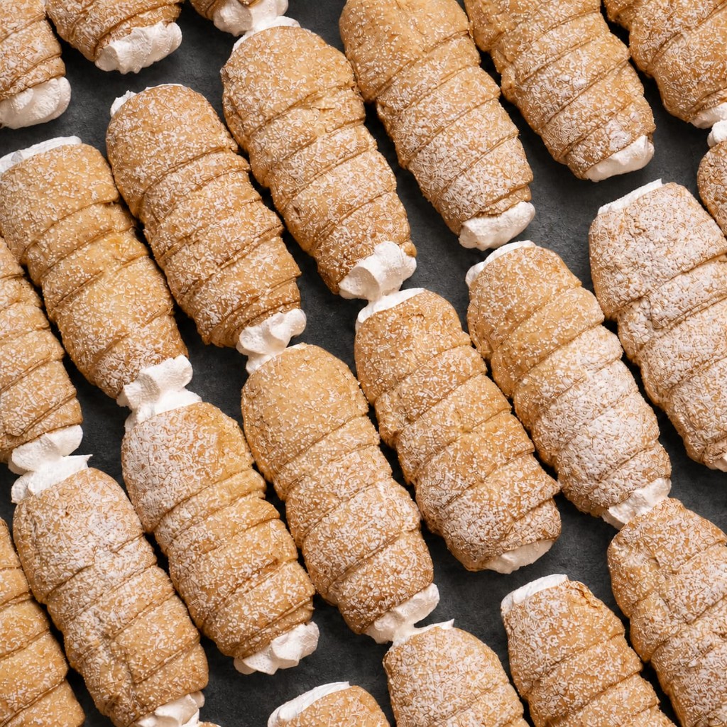 Butter-Schaumrollen mit cremiger Füllung.