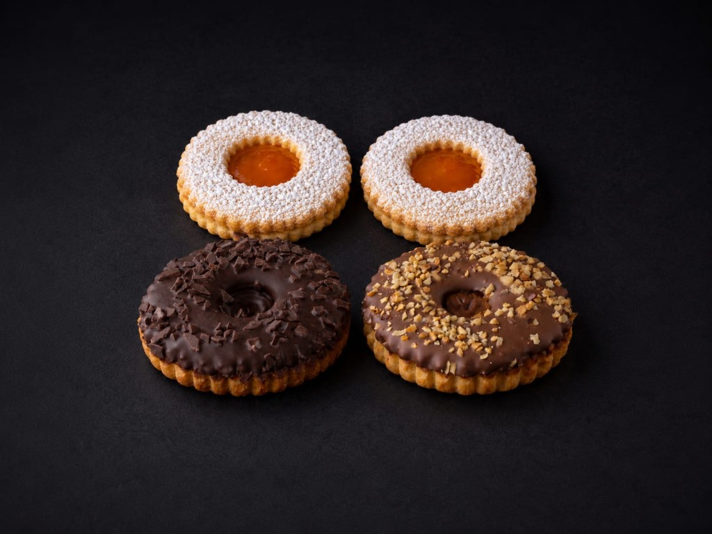 Große Linzer-Augen mit Marillenmarmelade.