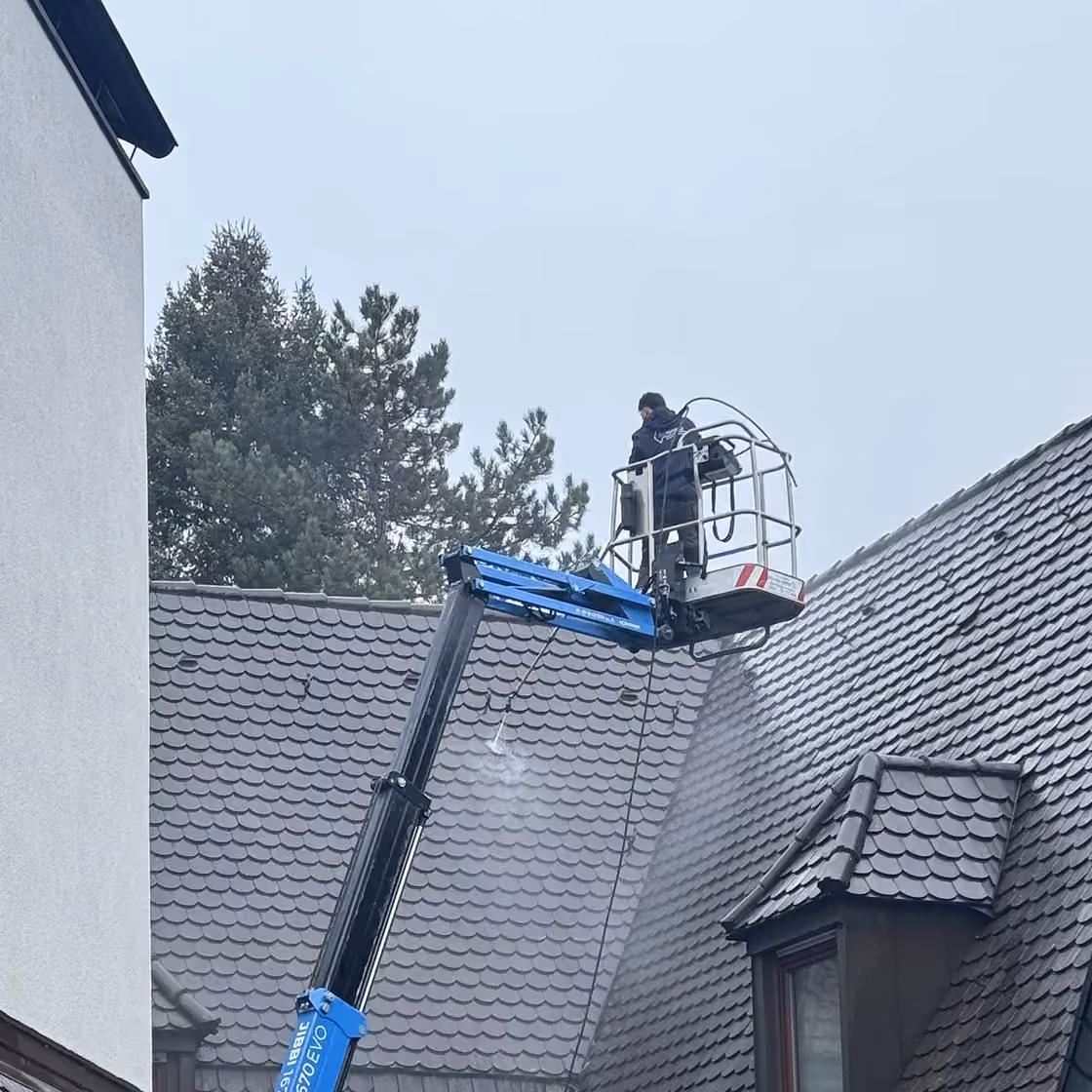 Professionelle Dachreinigung in Fürth mit Kran