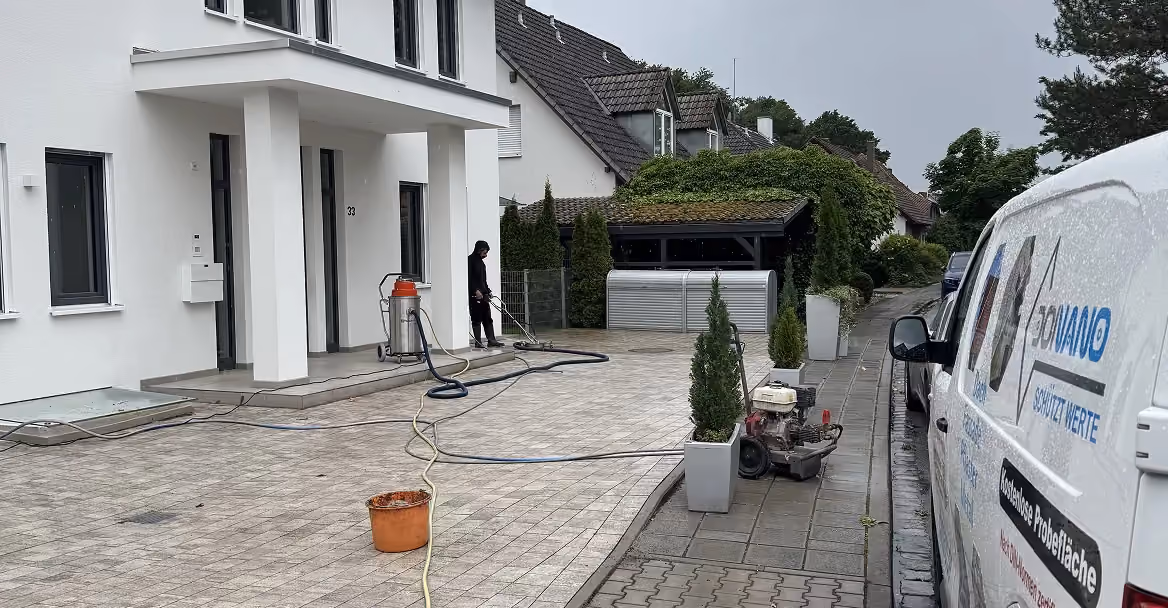 Steinreinigung in Nürnberg: gepflasterte Einfahrt eines Einfamilienhauses