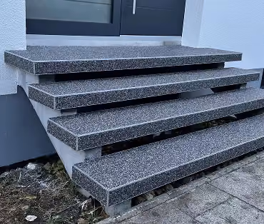 Steinteppich-Treppe am Hauseingang eines Einfamilienhauses in Fürth