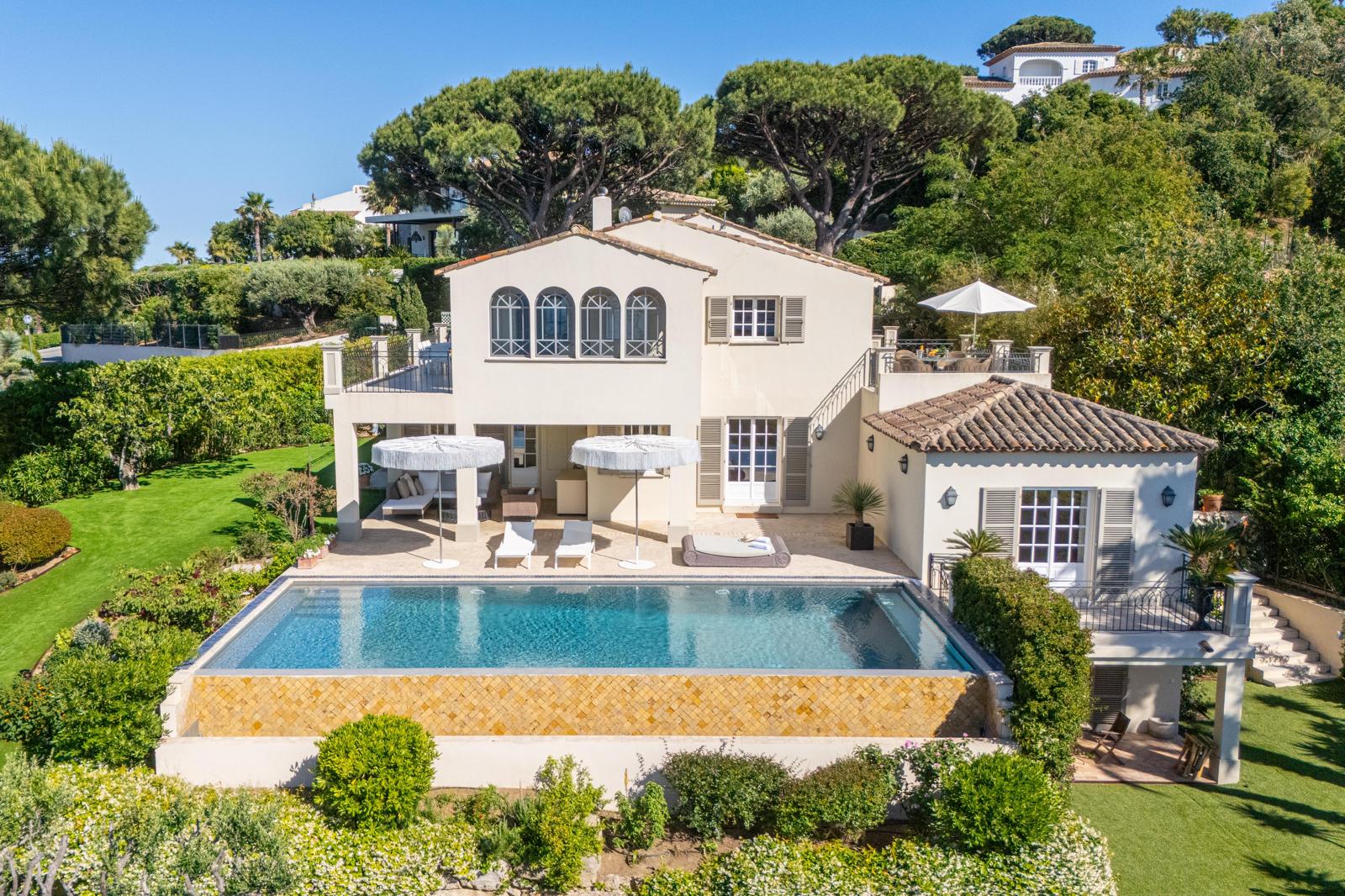 Classic Provencal villa with swimming pool and umbrella pines near Saint-Tropez