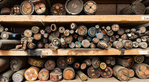 Aufgerollte Stromkabel zur Kabelverwertung bei THECO Recycling