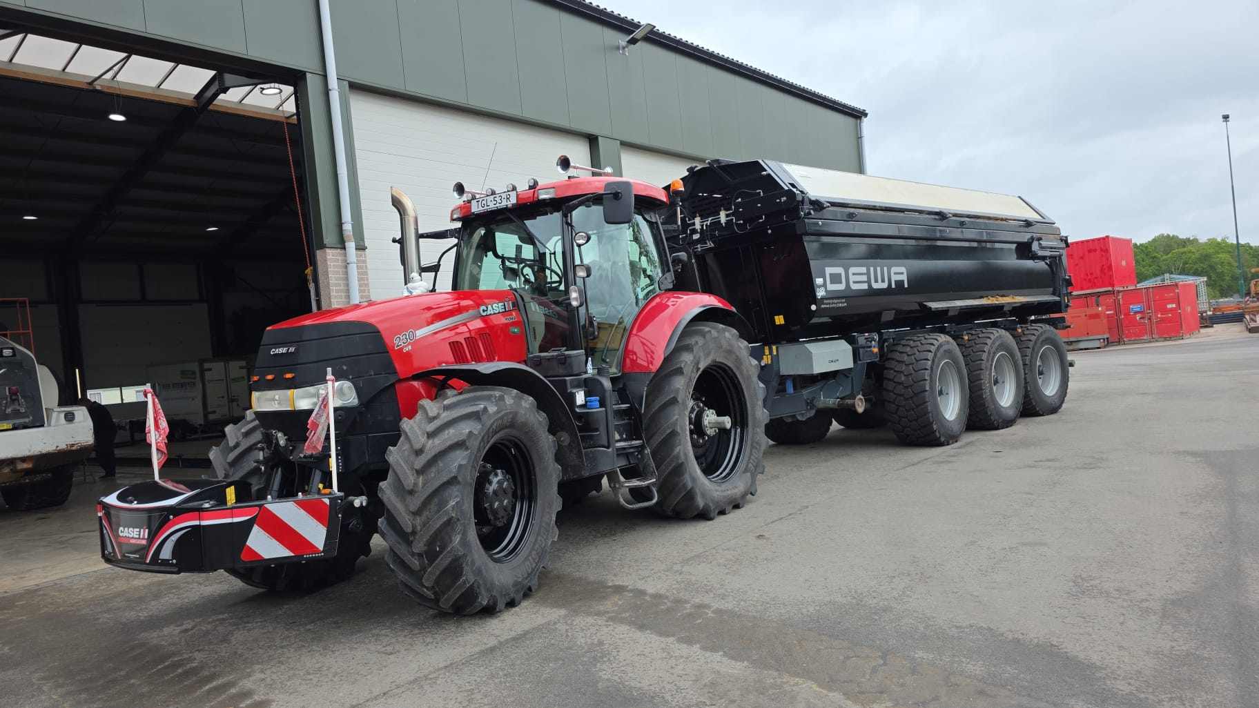 Rode Case IH trekker met 22 m³ grondkar