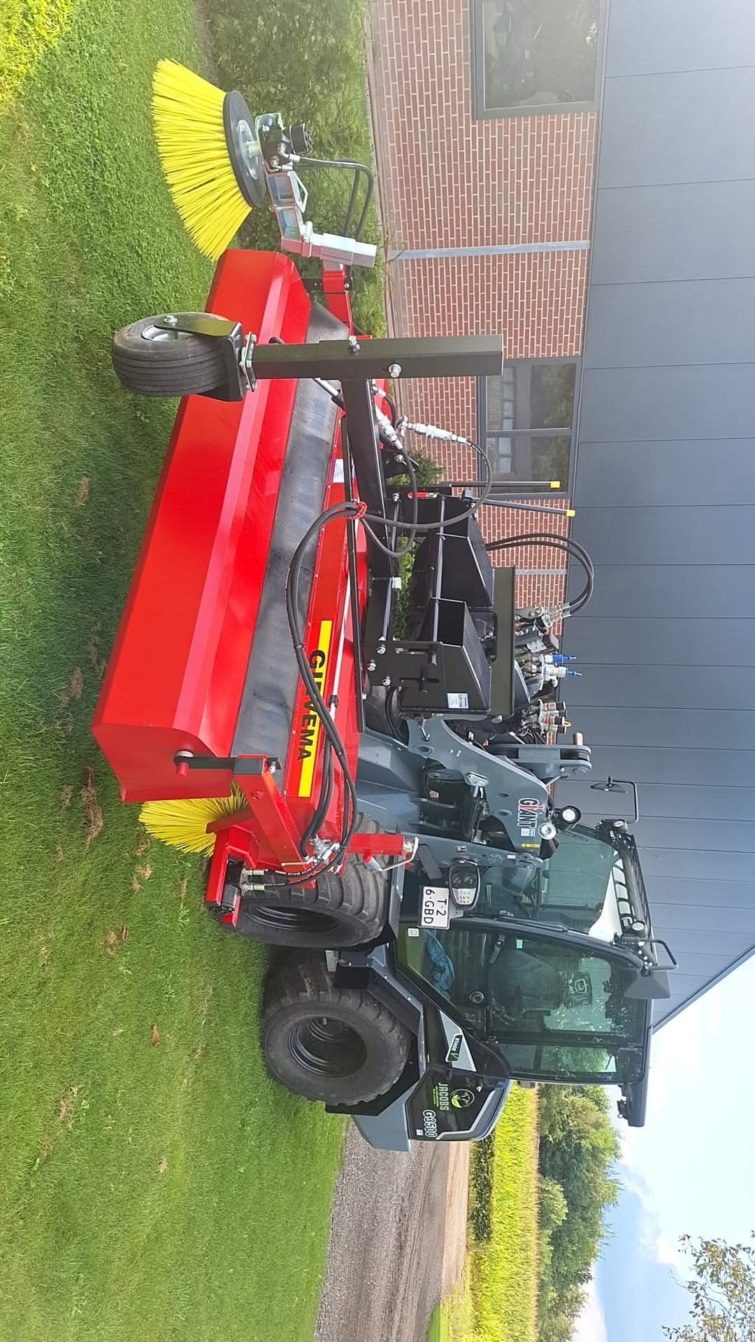 Giant shovel met veegmachine