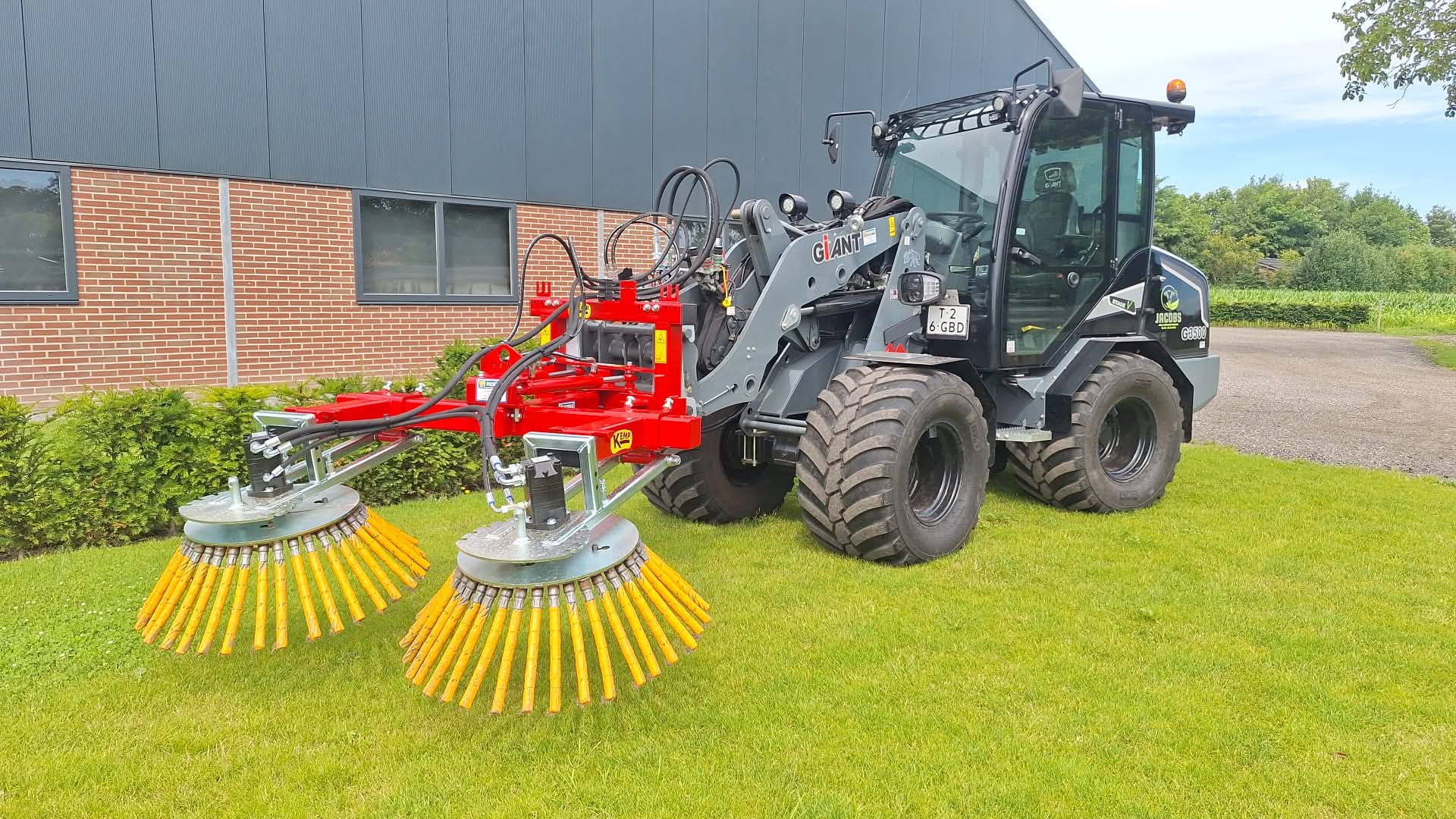 Giant shovel met dubbele onkruidborstel