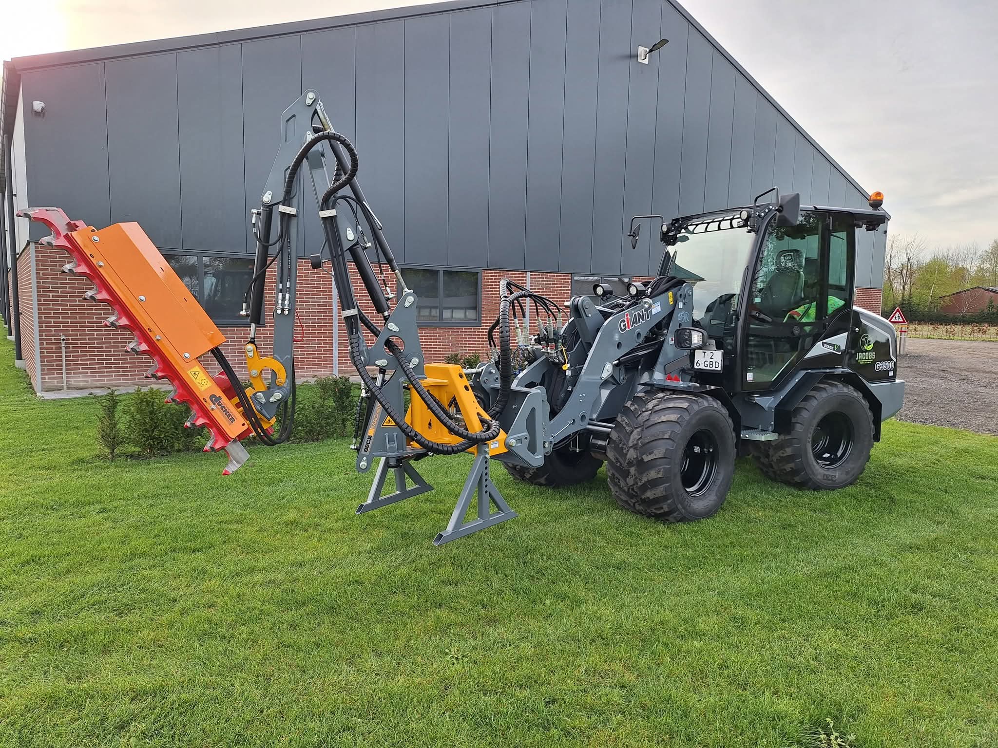 Giant shovel met snoeiarm en heggenschaar, klaar voor het knippen van hagen