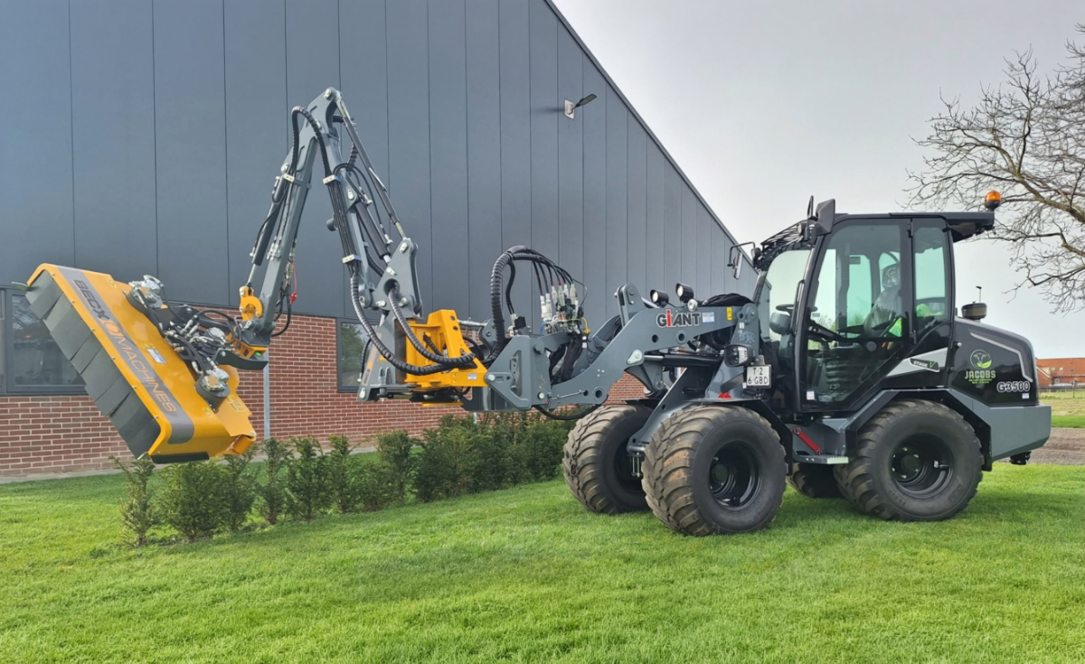 Giant shovel met snoeiarm en klepelmaaier van Jacobs Groen