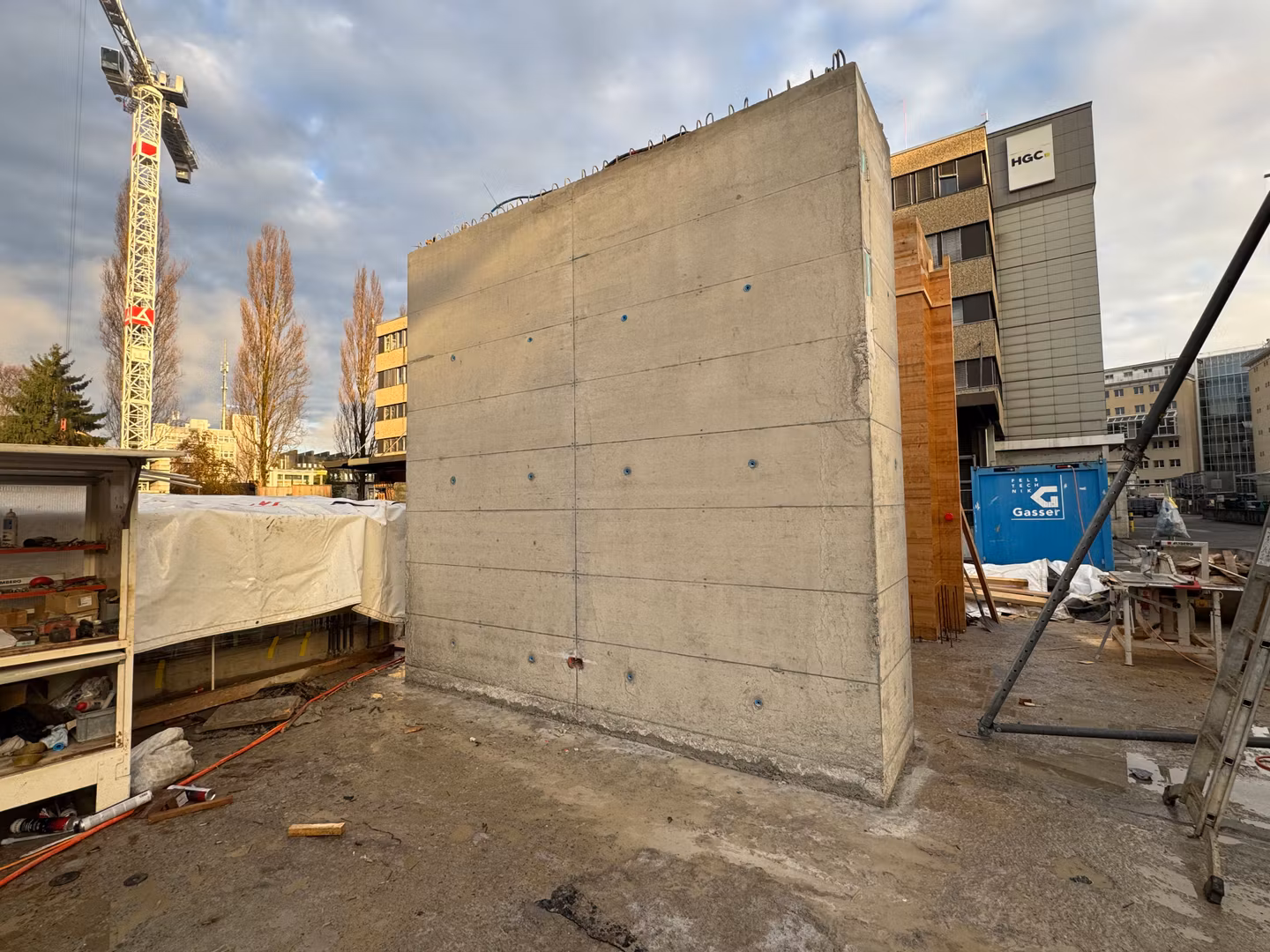 Auf unserer Baustelle tut sich einiges: Die Pfählungsarbeiten sind abgeschlossen und fast 50 Pfähle wurden erstellt. Zwei Kräne sind mittlerweile aufgestellt und auch im Erdgeschoss geht es sichtbar voran – die erste Betonwand ist bereits betoniert. Die weiteren Betonwände werden aktuell geschalt und folgen noch im Laufe des Dezembers.