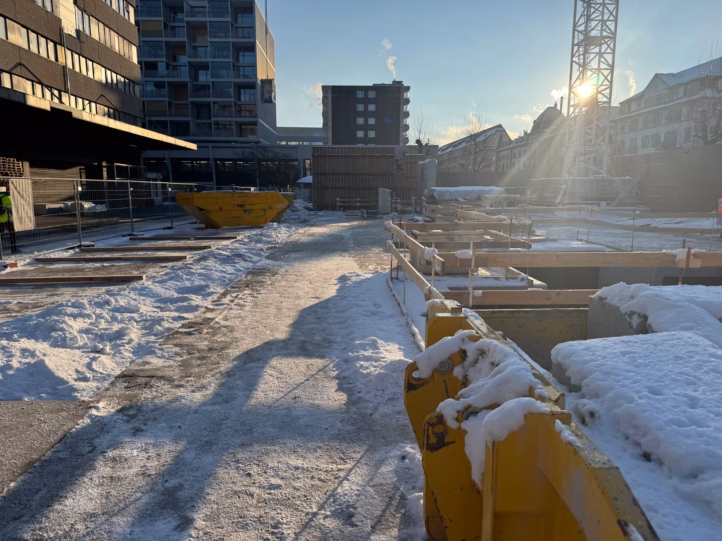 Die Arbeiten auf der Baustelle sind wieder in vollem Gange. Momentan stehen vor allem die notwendigen Schneeräumarbeiten auf dem Programm. Noch in dieser Woche wird die erste Betonwand im Erdgeschoss betoniert. In den darauffolgenden Wochen folgen die Betonwände im Untergeschoss sowie im Obergeschoss.
Schritt für Schritt nimmt das neue Hotel nun sichtbar Gestalt an.