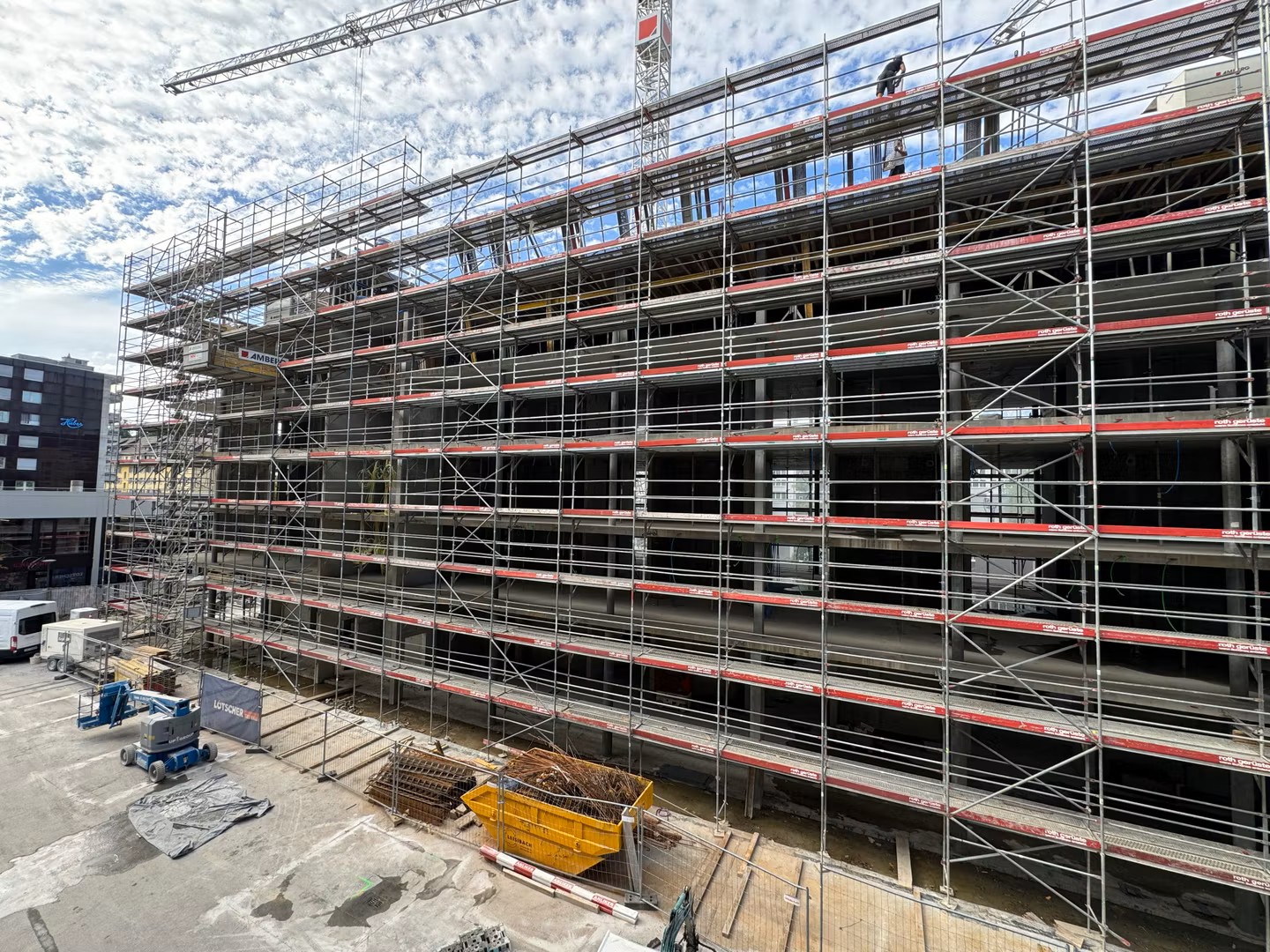 Auf der Baustelle geht es mit grossen Schritten voran: Die Decke über dem 4. Obergeschoss wird etappenweise fertiggestellt und im 5. Obergeschoss entstehen bereits die ersten Wände. Damit wächst das neue Hotel wieder ein gutes Stück weiter in die Höhe.
Auch im Untergeschoss hat sich einiges getan. Die Fräsarbeiten für den Deckenersatz sind abgeschlossen und die Vorbereitungen für die nächsten Arbeiten laufen. Gleichzeitig haben die Betonsanierungsarbeiten begonnen und auch die Verstärkungen mit CFK-Lamellen konnten erfolgreich fertiggestellt werden.
Während oben bereits das nächste Geschoss Form annimmt, wird unten an den letzten Details gearbeitet – und das Hotel kommt seiner endgültigen Gestalt Schritt für Schritt näher.