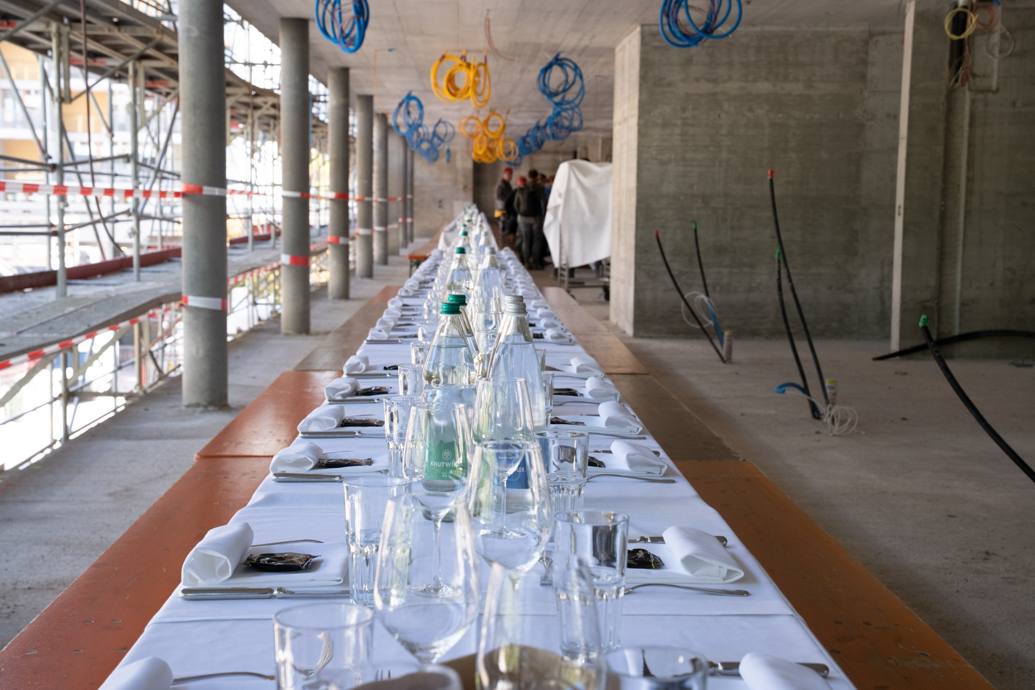Für einmal standen auf unserer Baustelle nicht Beton, Bohrmaschinen und Baupläne im Mittelpunkt, sondern gutes Essen, volle Gläser und ein gemütliches Beisammensein. Für die passende kulinarische Begleitung sorgte das Tavola Catering.
Mit der Aufrichte haben wir einen wichtigen Meilenstein gefeiert und gemeinsam auf die bisher geleistete Arbeit angestossen. Ein herzliches Dankeschön an die HGC für die gelungene Aufrichte und natürlich an alle Beteiligten, die mit ihrem Einsatz und Engagement unser Hotel 6000 entstehen lassen!
Noch sind die Wände aus Beton und die Kabel hängen von der Decke – aber die Gastfreundschaft hat schon mal Einzug gehalten!