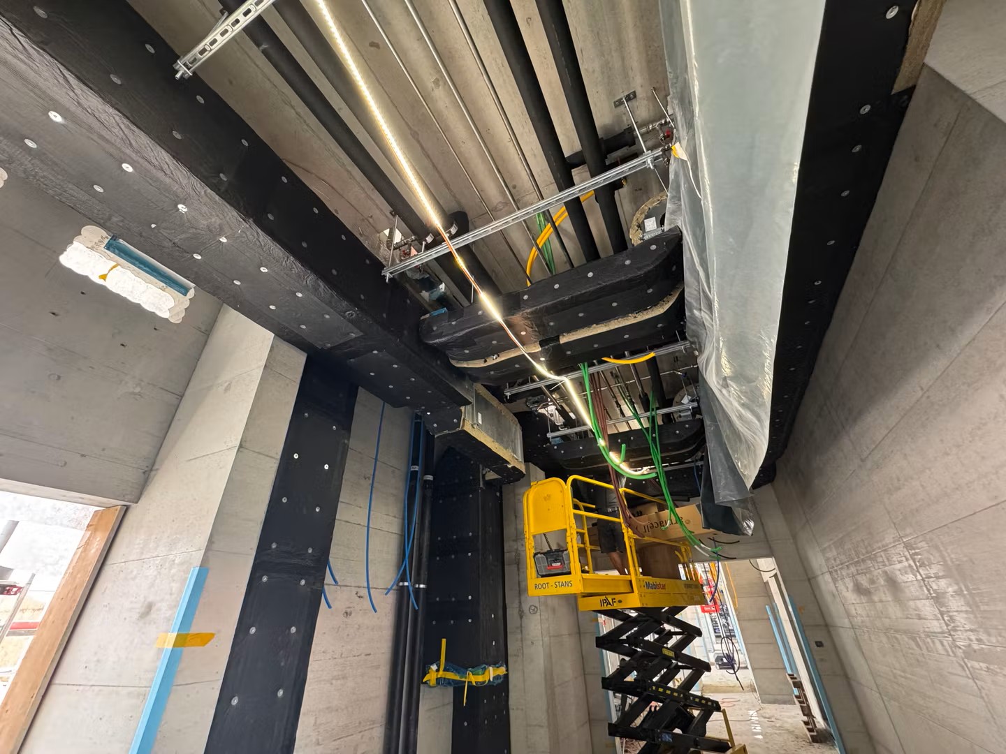 Betonieren, verputzen, Leitungen verlegen – auf unserer Baustelle ist ordentlich Betrieb! Die letzte Decke über dem 5. Obergeschoss ist betoniert und auch die Brüstungen sind bereits in Arbeit.
Im Untergeschoss sind die Abdichtungsarbeiten und der Hartbetonboden abgeschlossen. Weiter oben haben die Gipser bereits losgelegt und bereiten die ersten drei Obergeschosse für den Innenausbau vor. Auch die Installateure für Heizung, Lüftung und Sanitär haben alle Hände voll zu tun.
Viele Gewerke, jede Menge Bewegung und täglich ein bisschen mehr Hotel 6000!