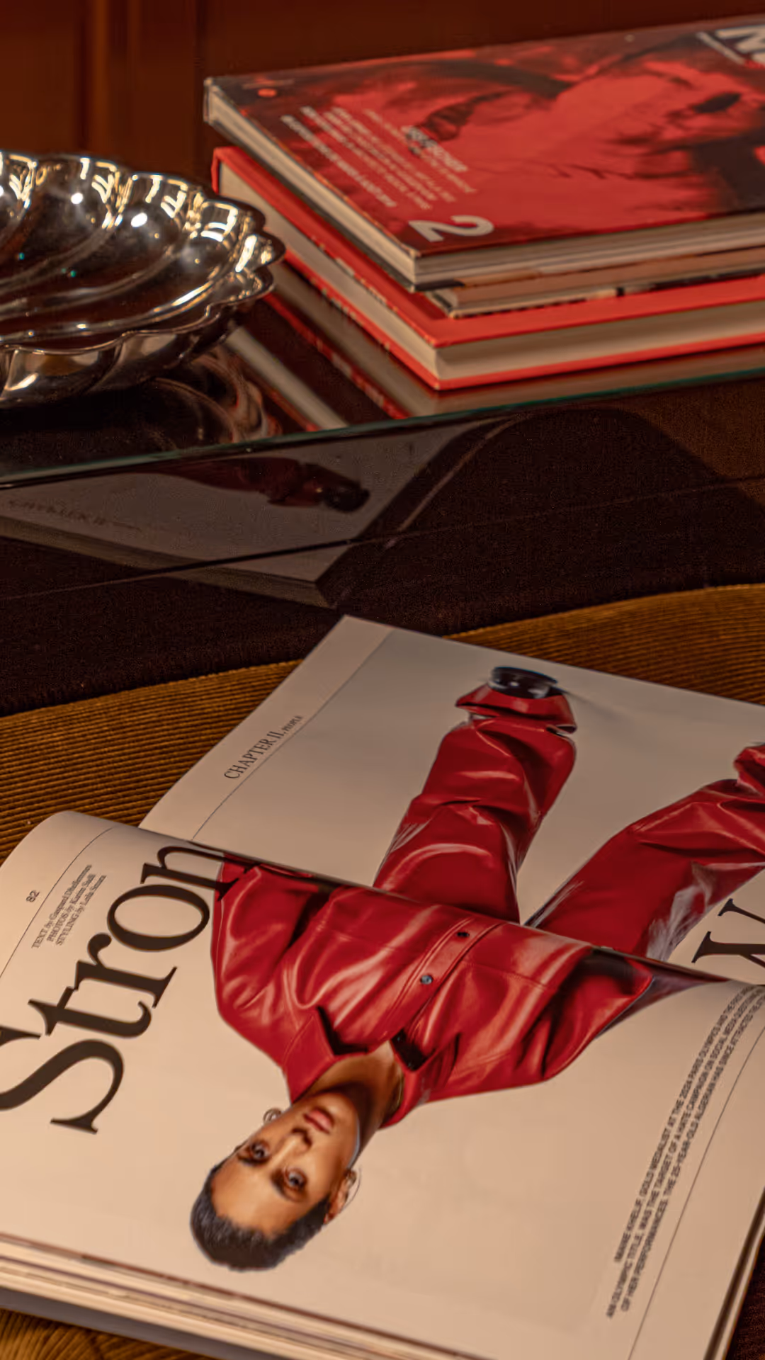 Magazine ouvert sur une page de mode, revue de presse de l’Hôtel Les Deux Gares à Paris 10e