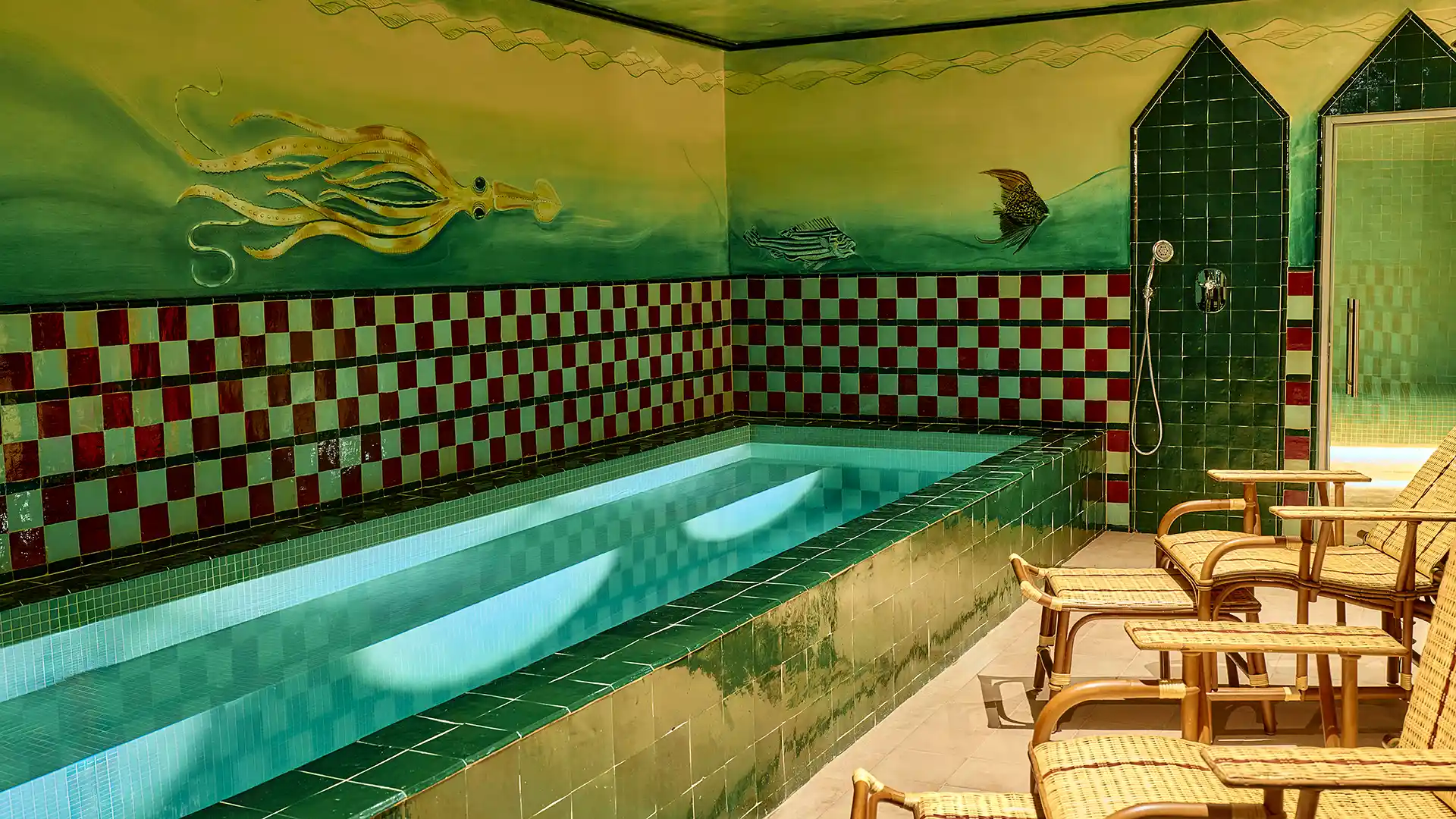 Indoor pool with green tiles and a red and white checkerboard wall, spa with pool and hammam in Paris 10th