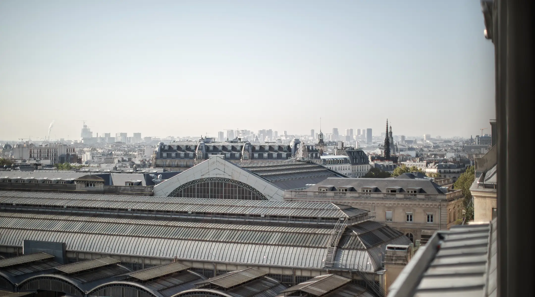Verrière de gare et toits parisiens vus depuis l’hôtel entre Gare du Nord et Gare de l’Est, Paris 10e