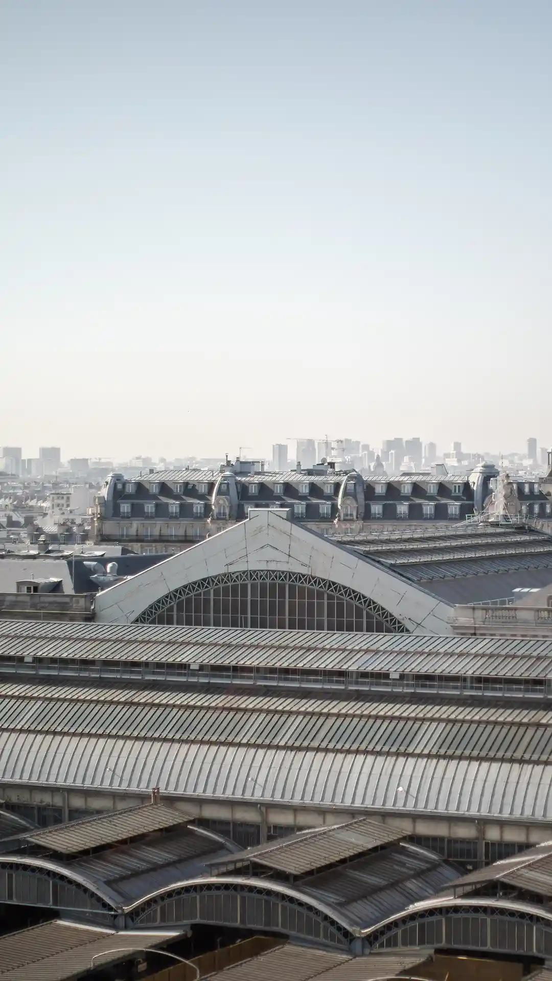 Toits d’immeubles et horizon parisien au loin, actualités du quartier de l’Hôtel Les Deux Gares, Paris 10e