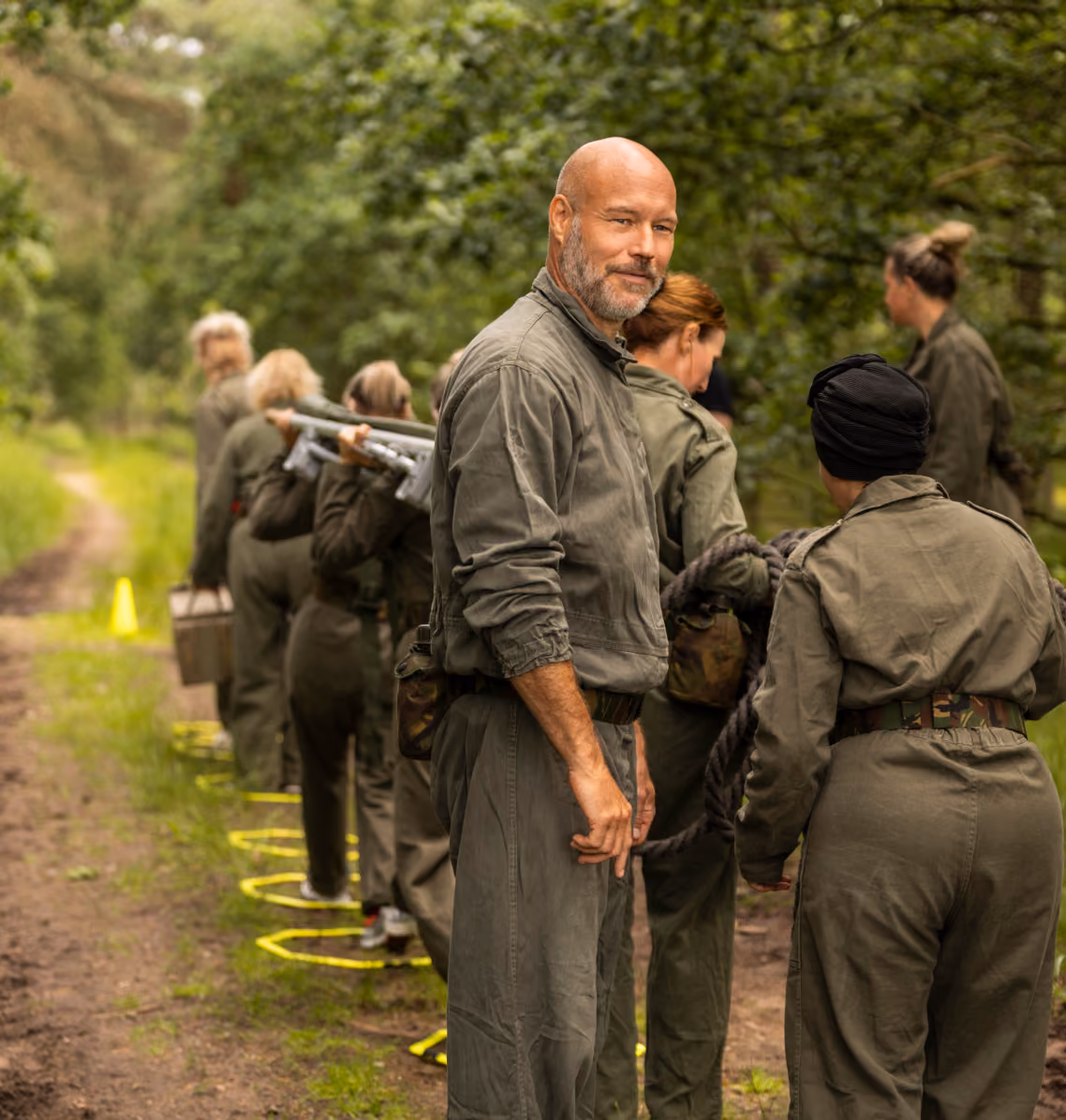 Deelnemers aan een NEXUS-leiderschapstraining in de buitenlucht